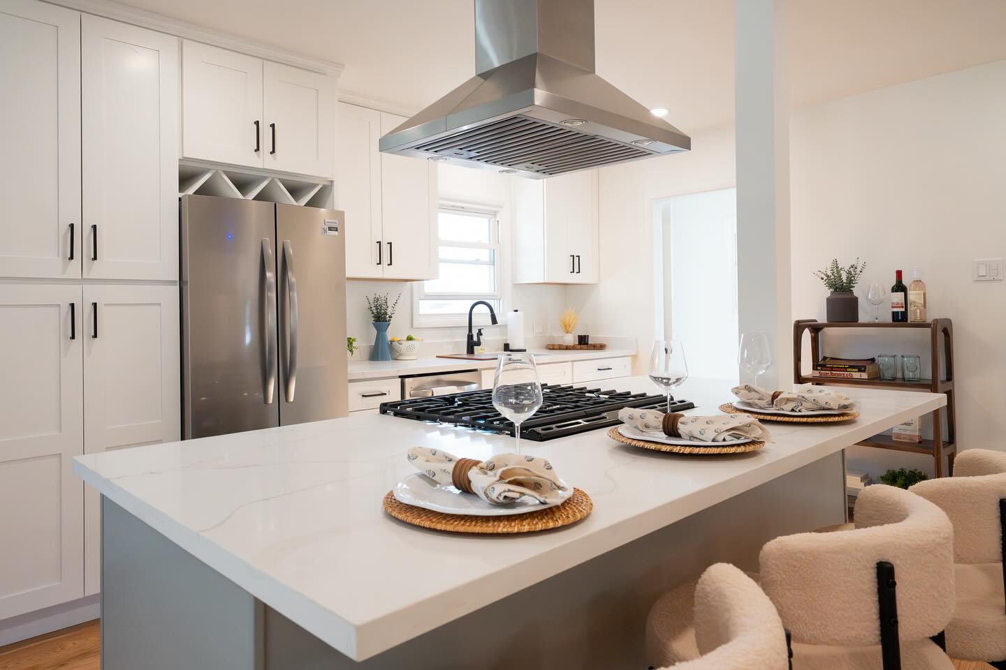 Bringing warmth and charm to this cozy kitchen setup 🤍 Simple touches like layered textures and natural elements make all the difference. Who’s ready to pull up a seat?
#HomeStaging #KitchenInspo #InteriorStyling #StagedToSell #DesignDetails
Listing Agent: @bluesageproperties
📸: @visualsby.jc