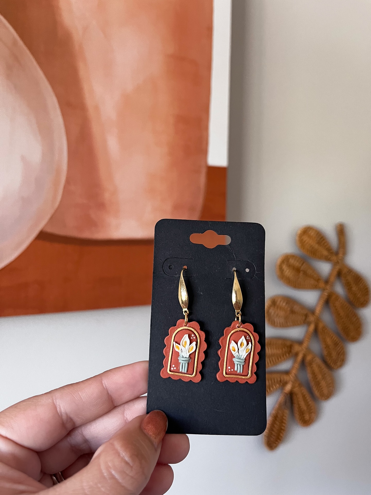 In my Calla Lilly era 😋
Did you know calla lilies (alcatraces) are iconic in Mexican art and culture?
These handmade polymer clay earrings are a wearable tribute to that beauty lightweight, bold, and full of meaning.
🖐️ handmade with love. Hecho con amor
🎨 Inspired by tradition
📦 Ready to ship!
#mexicaninspiredjewelry #callalilyearrings #polymerclayearringsforsale #alcatraces #handmadewithlove❣️ #diegoriverastyle #latinaownedbusiness❤️ #statementearrings❤️ #clayearringsoftheday #everydaystyling #supportsmallbusinesses❤️