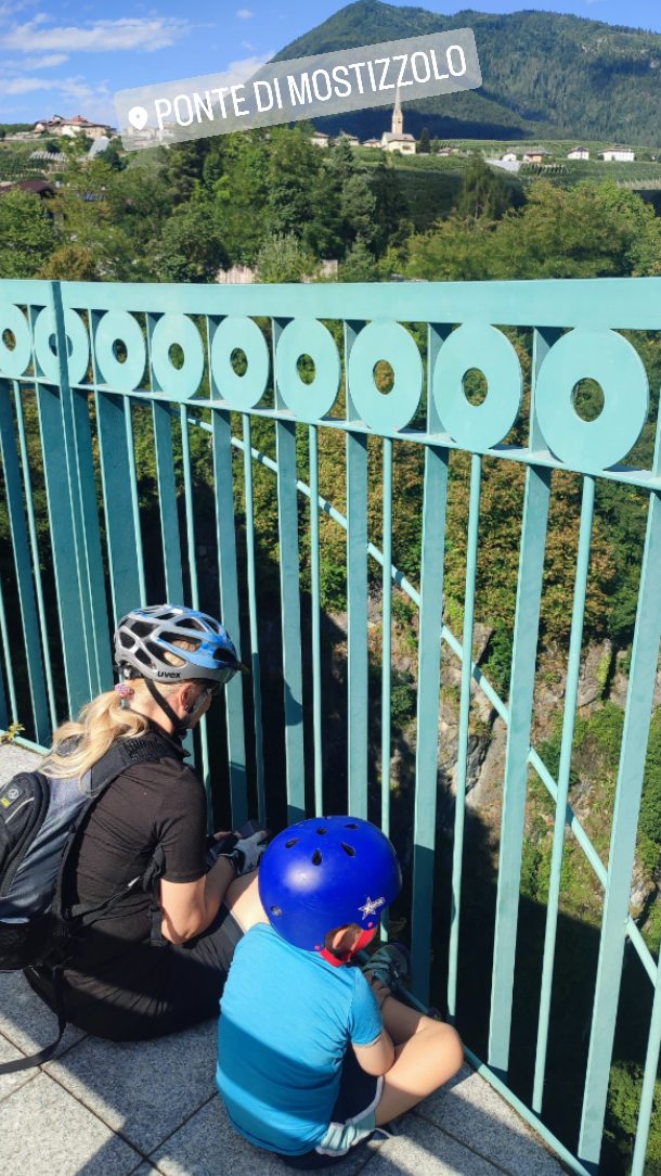 Po výletu do kaňonu řeky Novella jsme stihli 22.7. odpo dát ještě krátký cca 14 km dlouhý cyklovýlet ze stellplatzu u @trentino_wild k Ponte di Mostizzolo. Nejlepší pro děti bylo na celém výletu hřiště, které bylo tak v půli cesty...
#vimteamcz #visititaly #visittrentino #trentino #trentinowild #mostizzolobridge #cyklistika #cyklovylet #cyklotrasy #mtbkids
