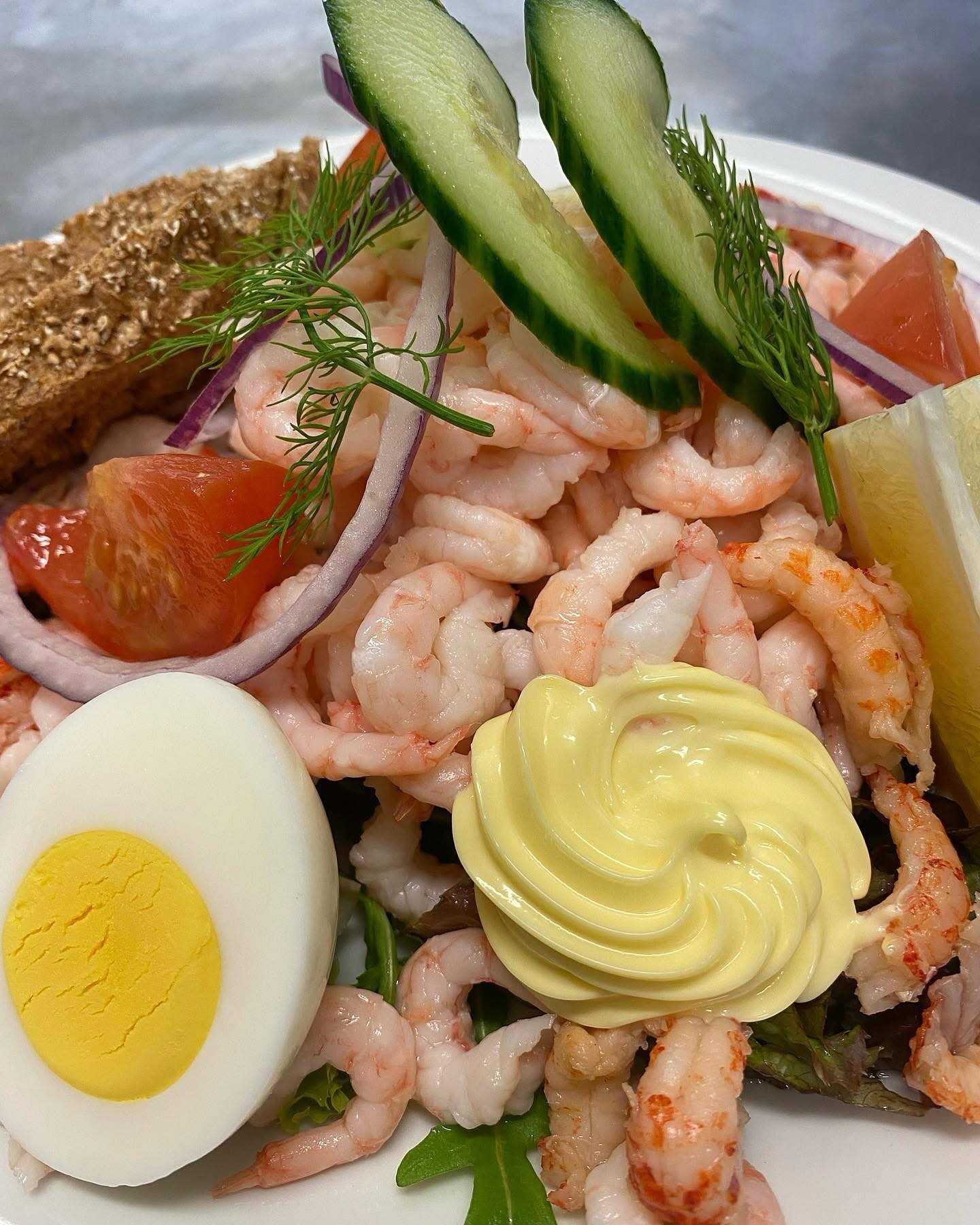 Det er helt nydelig med reker i solen på brygga, kjøkkenet holder åpent til 21.00, velkommen!🥳 @isvelvik