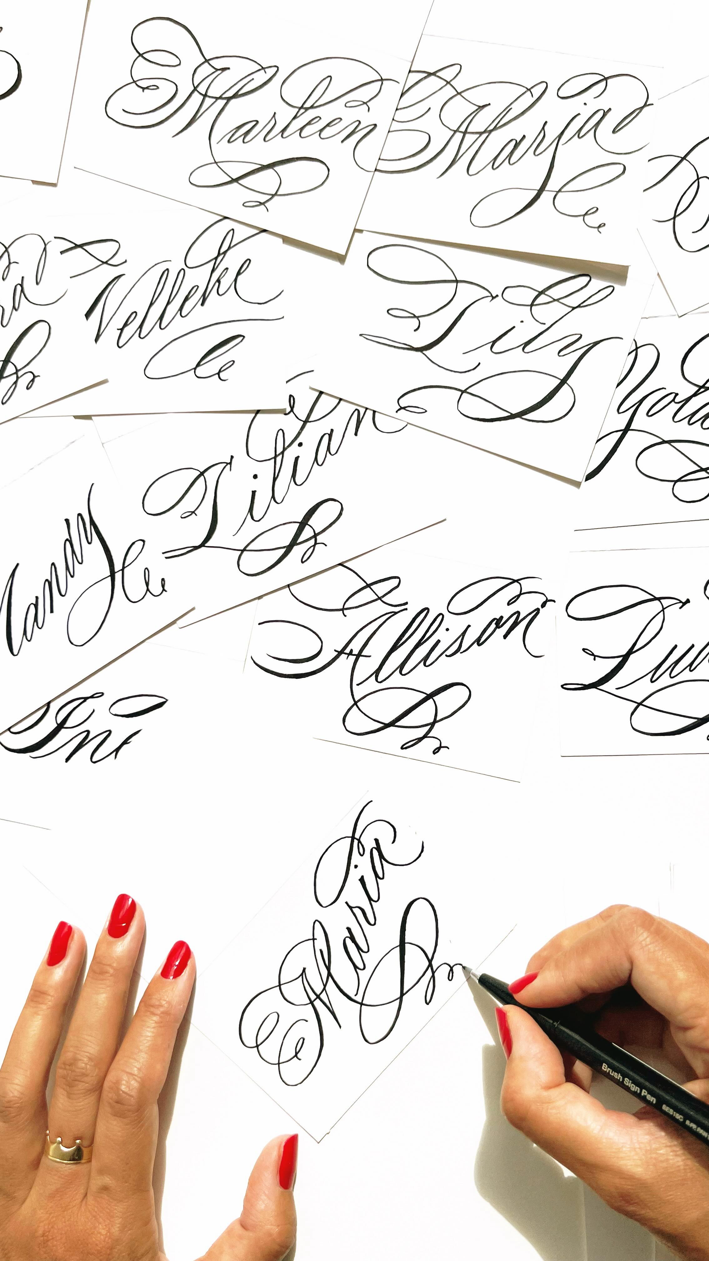 I had the pleasure of teaching a brush pen calligraphy workshop at the Leidschenveen Library!
It’s always so special to witness people learning a new skill, connecting with others — and most of all, discovering the joy of calligraphy. 🥰
Ik werd uitgenodigd om in de Bibliotheek van Leidschenveen een kalligrafieworkshop te geven.
Het is geweldig leuk om te merken hoé populair het keren kalligraferen is. De workshop was al snel volgeboekt. Plezier staat voorop in mijn workshops en iedereen ging met een voldaan gevoel én een nieuw aangeleerde vaardigheid naar huis. Wat mij betreft was dit zeker voor herhaling vatbaar!
#leidschenveen #bibliotheekdenhaag #kalligrafieworkshop #lerenkalligraferen #kalligrafie #calligraphyworkshop #calligraphyworkshops #creatieveworkshops #kalligraferen #dutchcalligrapher
#calligraphybeginner #brushpencalligraphy #brushletteringpractice #creatieveondernemers #juf #bibliotheek