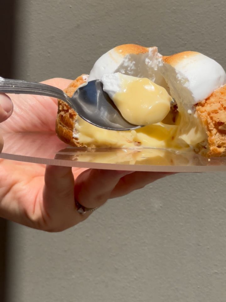 2 NOUVEAUTÉS À DÉVORER CHEZ JONATHAN LE PÂTISSIER
💛 La chouquette du moment
Un petit concentré de plaisir :
→ Chantilly vanille ultra légère
→ Cœur fondant au praliné croustillant
Un doudou à croquer sans modération !
🍋 Le chou façon tarte citron meringuée
Un classique réinventé en version chou :
→ Crémeux citron pepsé
→ Meringue italienne aérienne
→ Équilibre parfait entre acidité et douceur
Deux gourmandises à découvrir dès aujourd’hui dans notre boutique, à déguster sur place ou à emporter !
📍14 avenue Maréchal Foch – Nice
📸 Photo by @k_rolight_food
#JonathanLePatissier #ChouDuMoment #ChouquetteGourmande #TarteCitronRevisitée #ChouCitronMeringue #Nice06 #ChouxMinute #PâtisserieCréative #GourmandiseDuJour