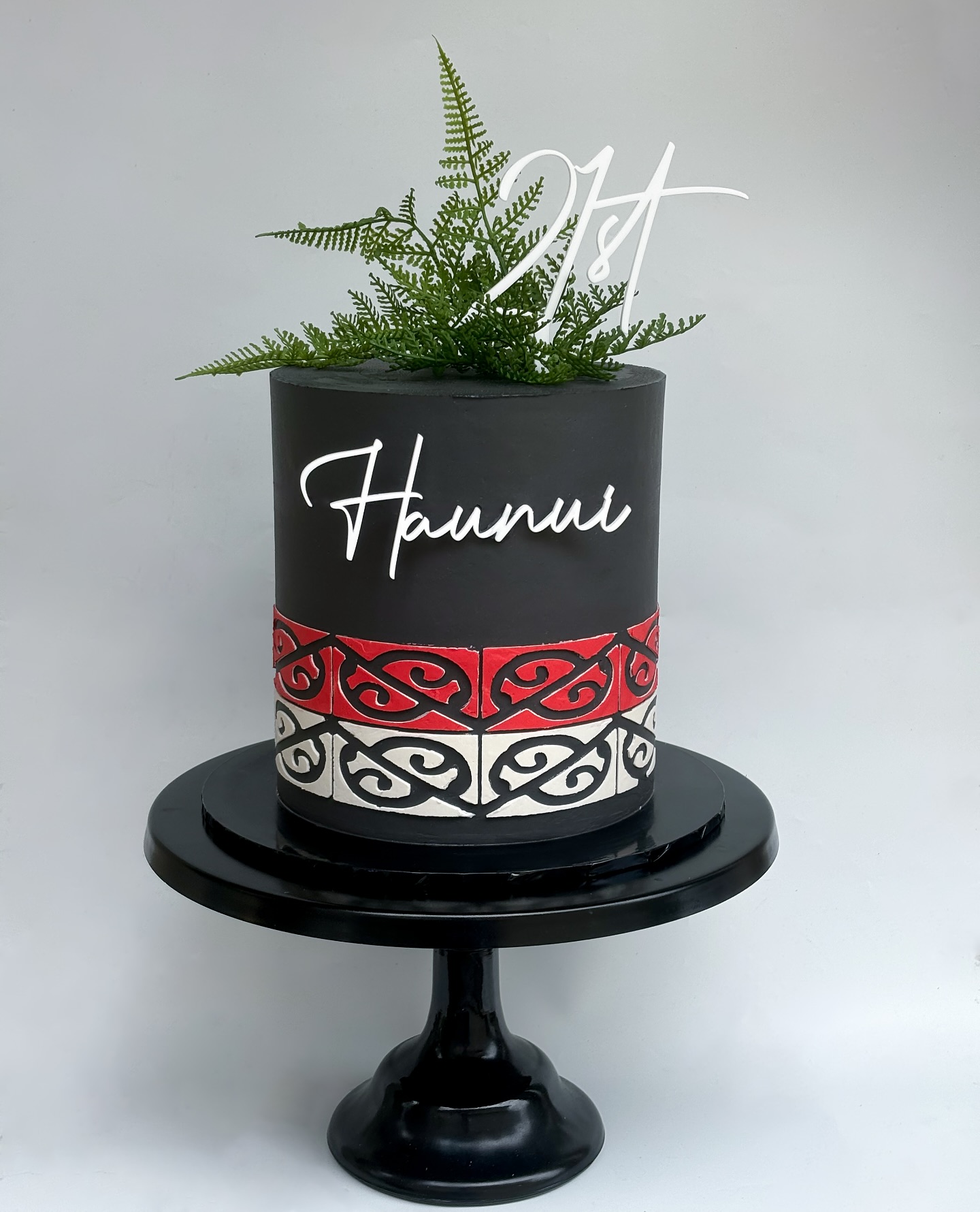 Māori stencil @katibiccinz
Acrylic toppers @chaos_eventsau
#kaikaicakery #maoristencil #maoricakedesign #goldcoastcakes #maoriart #21stcake #stencilcake
