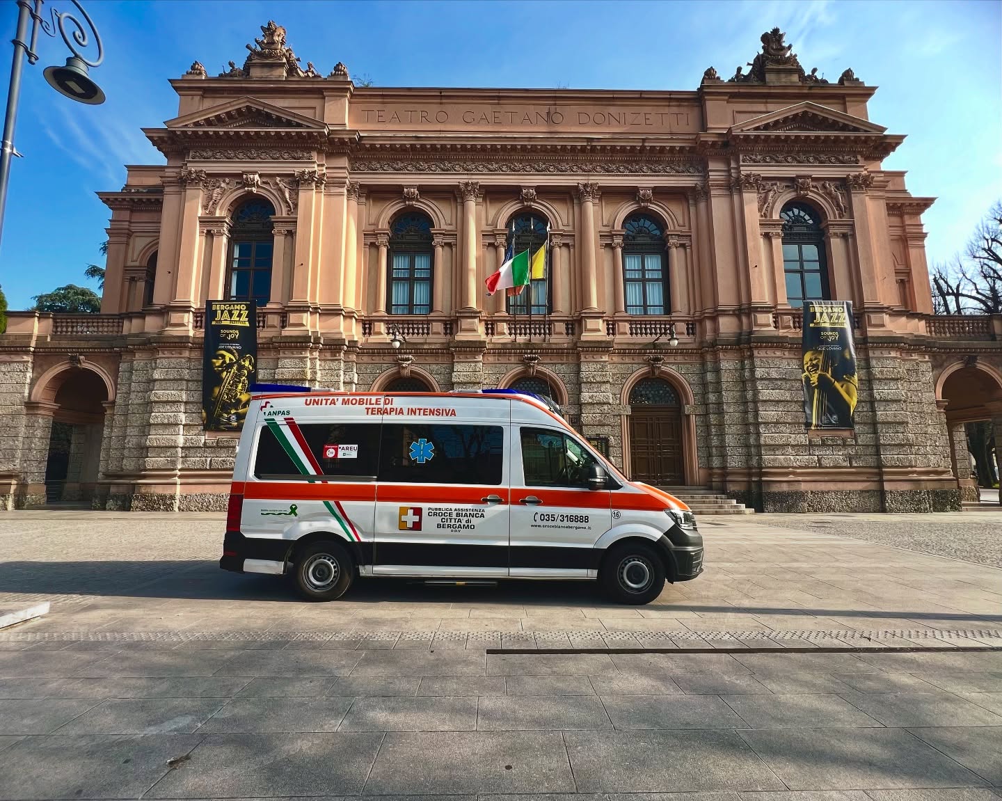 🚑 Un passaggio davanti al @teatrodonizetti_bergamo , uno dei simboli della nostra città @comunedibergamo.
Un’ambulanza, una foto, un pezzetto di quotidianità firmato Croce Bianca.
#CroceBiancaBergamo #TeatroDonizetti #Bergamo #112
