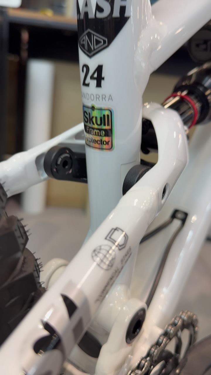 ✨Así se vive el proceso completo en Skull Frame Protector: diseño e instalación de un custom kit gloss para esta Commencal Clash 24 V2.
Esta vez trabajamos con cariño extra, porque el nuevo dueño es un pequeño rider que sigue su camino sobre ruedas con pasión y estilo. 🧒🚵♂️💨
Con este trabajo, buscamos que disfrute aún más y por mucho más tiempo el uso y cuidado de su bicicleta.
👉 Todos nuestros kits los encuentras en www.skull.cl✨
🔹 #BeOriginalBeSkull
🔹 #SkullFrameProtector
🔹 #CommencalClash24
🔹 #CustomBikeProtection
🔹 #BikeWrap
🔹 #MTBKids
🔹 #RideYourWay
🔹 #EnduroChile
🔹 #ProtectedToRide
🔹 #GlossFinish
🔹 #DiseñoPersonalizado
🔹 #MTBStyle
🔹 #MTBLife