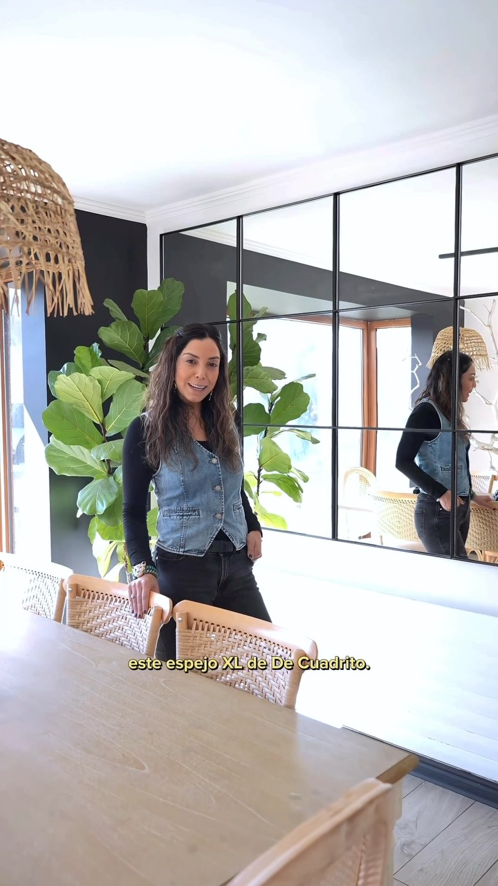 🎥 Hoy les traemos un video colaborativo que muestra lo que más nos gusta hacer en @reniudeco: buscar soluciones reales para nuestros clientes.
Andrea recibió el encargo de encontrar un espejo perfecto para un comedor… así que fue directo a conversar con Pili de @decuadrito para explorar las mejores alternativas. 💬🪞
Porque cuando se trata de transformar espacios, nada como unir ideas, estilos y experiencia para dar con la opción ideal para cada rincón de tu hogar.
¿Quieres lograr ese toque que marque la diferencia en tu casa? Escríbenos en @reniudeco o a @decuadrito 👈🏻
#decoracioninteriores #reniudeco #colaboracion #espejodecorativo #comedor #decochile #diseñointeriores #renovacionhogar #asesoriadeco #interiordesignchile #homestyling #espaciosconestilo #transformatuespacio #decuadrito