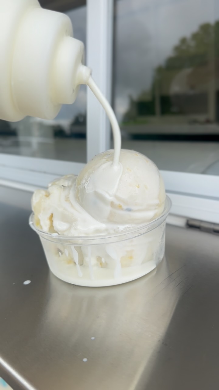 Lemon Thyme + Sweet Cream is a SHOWSTOPPER 🍋🍨
Get an early start to your weekend and stop by and see us! We are open 12-6🤗✨🫶🏼
#twistedice #fairhope #baldwincounty #sweettreats #healthy #familyvibes #gulfcoast #dessert #alabama #frozenfun #lemon #lemonthyme #sorbet #italianice #love #italian #yum