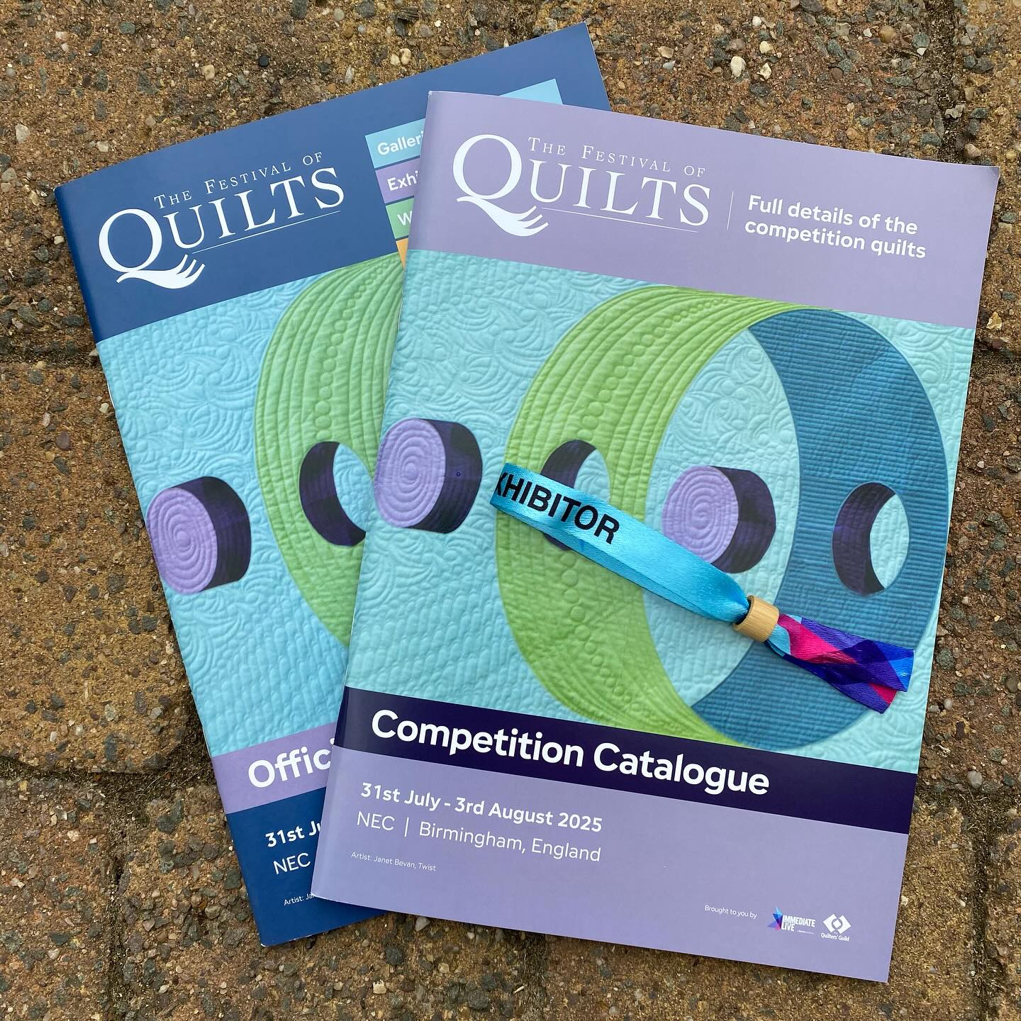 Had a quick visit to @thefestivalofquilts this morning to get organised before tomorrow. Feel much better having got all the requisite passes and seen the room where I will be giving my talks. There was also some exciting news on the quilt front - both my entries were shortlisted 🎉 Separate posts for each quilt to follow 😊
#foq2025 #festivalofquilts2025 #quiltshow