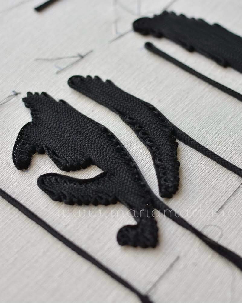 Dans la continuité de mes expérimentations, j’ai eu le privilège de réaliser une belle collab, dans le cadre d’un concours, avec @maria_martimo couturière sur mesure 😍
Nous nous sommes lancées un défi en associant stripes et couture : Un seul et unique dessin - 3 tenues 😮
- Prêt à porter - Haute couture - Homme
Le concept repose sur un motif abstrait visible sur chaque tenue individuellement, qui prend la forme d’un visage une fois les trois réunies.
Les motifs présents sur les trois tenues ont été réalisés à la main à l’aide de la technique du “punch needle” : une méthode de broderie en relief qui consiste à perforer le tissu avec une aiguille creuse, ici au fil noir, pour créer du volume et de la texture 🪡
#AudreyCusey #Stripes #Concept #PretAPorter #Couture #CatWalk #Mode #ArtWork #PunchingNeedle #Drawing #Paris