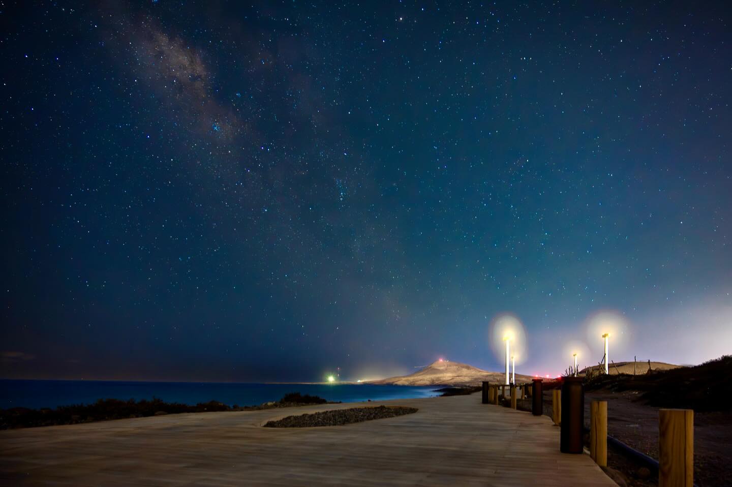 Une fois la nuit tombée…
Petite pensée à @alban_astrophoto et à @maxdb_landscapes 😉
Par contre la pollution lumineuse de malade…
#voielactee #paysages #paysagedenuit #nightscape #space #espace #voyage #travel #travelphotography #travelphotographer #laoujevais #photodevoyage #photographedevoyage #astrophoto #pollutionlumineuse