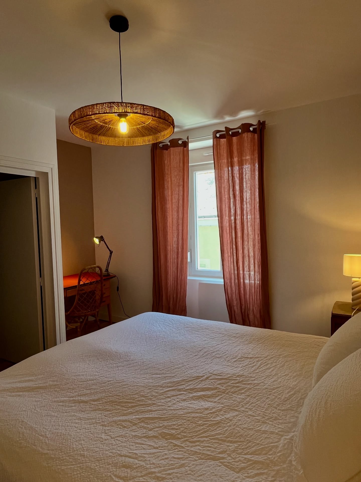 Ma préférée.
Une chambre baignée de lumière douce, un sol en bois qui craque juste ce qu’il faut,
et ce petit bureau chiné 🧡
Cette chambre a été pensée comme un refuge :
calme, confortable, avec sa propre salle d’eau pour prolonger l’intimité.
Ici, on ralentit. On respire.
Et on se réveille le cœur un peu plus léger.
Ça vous dit de l’essayer ? 🤗
🌿 #bienvenuechezmoi #MaisonMima #chambreparentale #maisondefamille #DécorationIntérieure #gitedecharme #AnjouTourisme #IntérieurChaleureux #homewithsoul #jaimelanjou #inspirationmaison #weekendenfrance #brocante