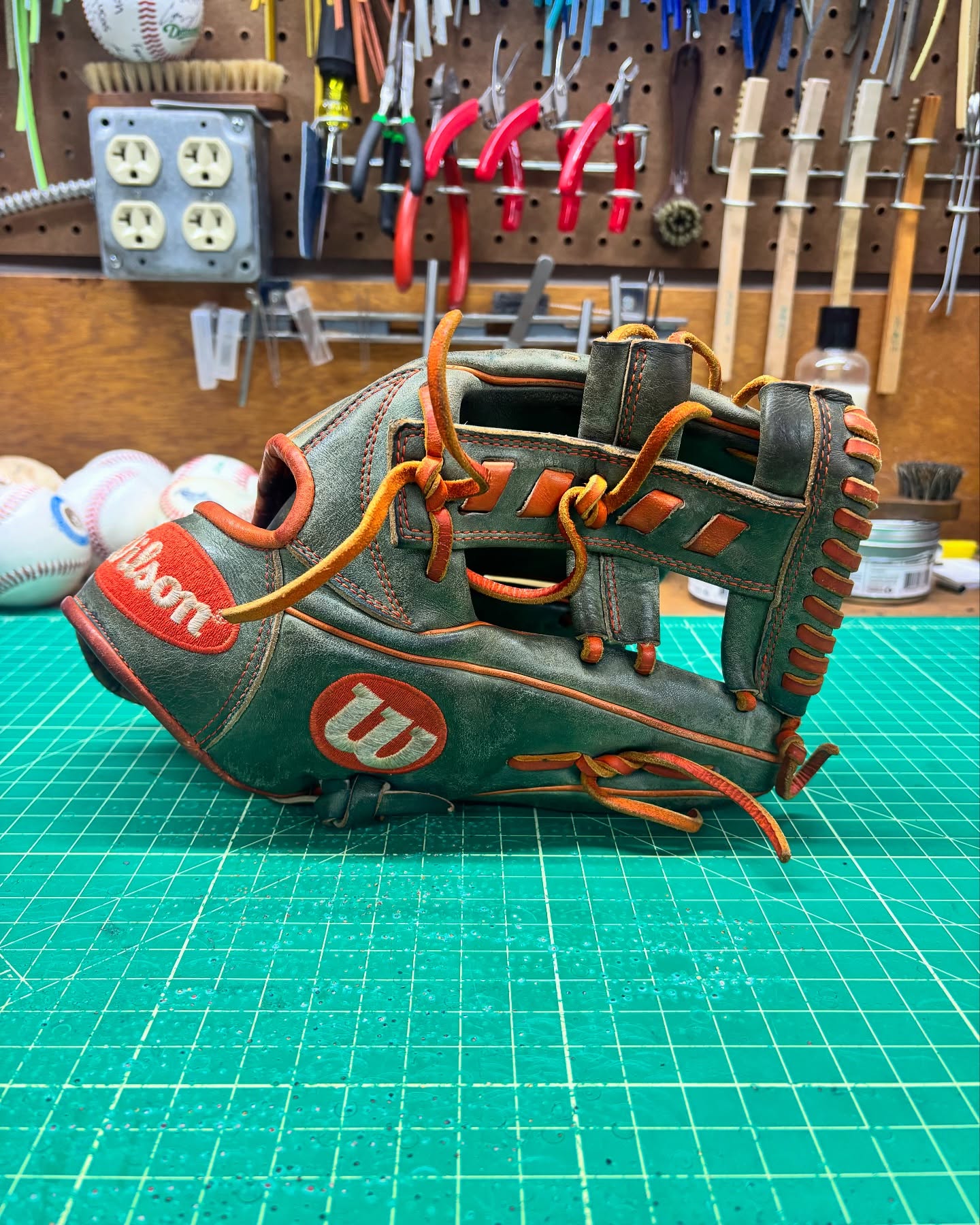 This Wilson A2000 Jose Altuve Game Spec came in with a busted lace and desperate Ned of cleaning and conditioning. All fixed up and headed back to the field.
#makingyourglovegreatagain #relacednotreplaced #relacedontreplace #ballplayersbalm #coloradoleatherbalm #staygrassy