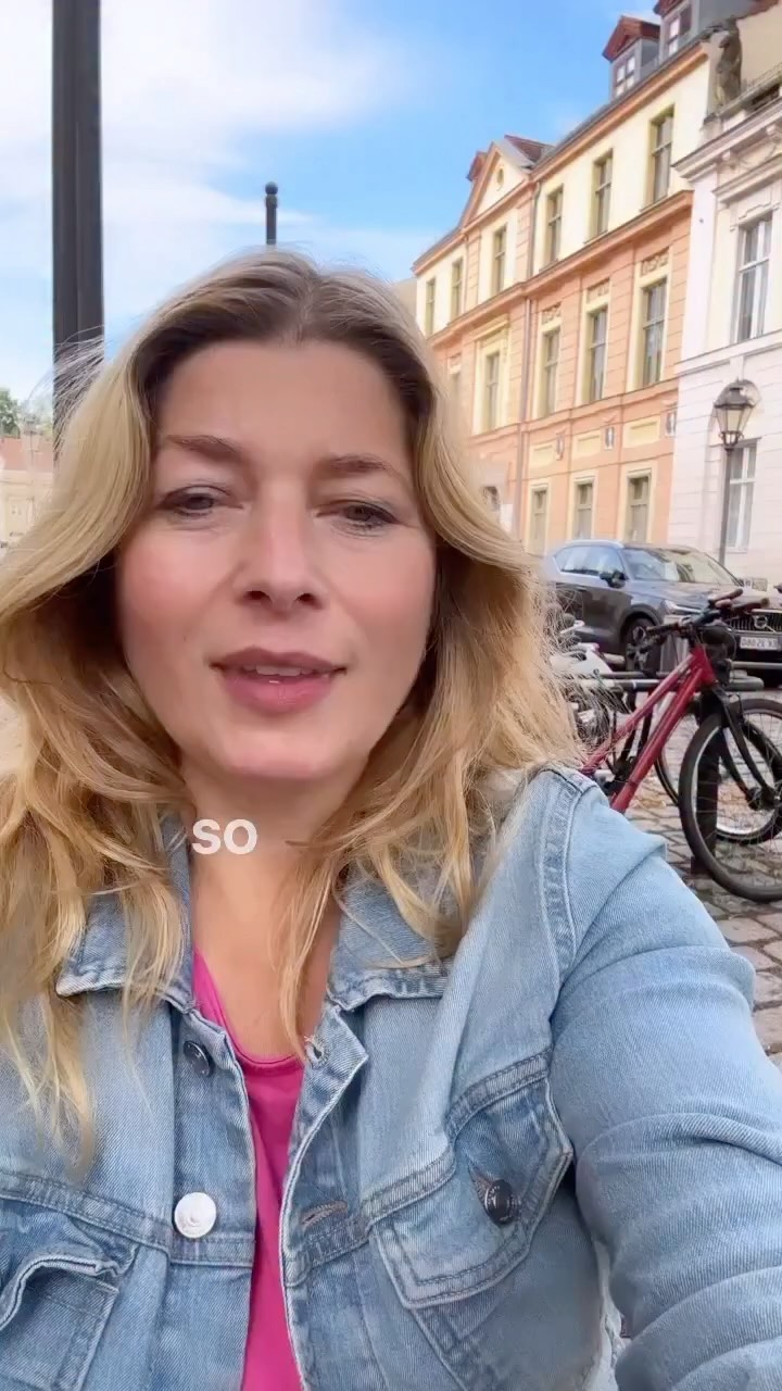 ✨Ein Umzug zwingt dich, dich neu zu zeigen.
Neue Menschen, neue Netzwerke, neue Chancen.
Aber: Muss es wirklich erst ein Ortswechsel sein, damit du dein Business weiterentwickelst?
Ich sage: Nein.
Diese Impulse – dieser Push, der dein Business aus der Komfortzone holt –
den kannst du auch bekommen, ohne Kisten zu packen.
In meinem 1:1 Sparring schauen wir:
🔍 Wie tickst du eigentlich als Marke?
🧠 Welche Kontakte & Ideen fehlen dir noch?
🚀 Wie kannst du mit frischer Energie rausgehen – mit Klarheit, mit Haltung, mit Flügeln.
👉 Wenn du das Gefühl hast, dein Business ist bereit für neue Impulse für deine Marke –
aber du weißt nicht, wie du anfangen sollst:
Ich bin da. Ohne Umzugsstress. Aber mit Bewegung und langjähriger Erfahrung im Marketing & Markenaufbau
#Selbstständig #Netzwerkaufbau #BusinessImpulse #IchVerleihDirFlügel #PersonalBranding #BusinessneuDenken