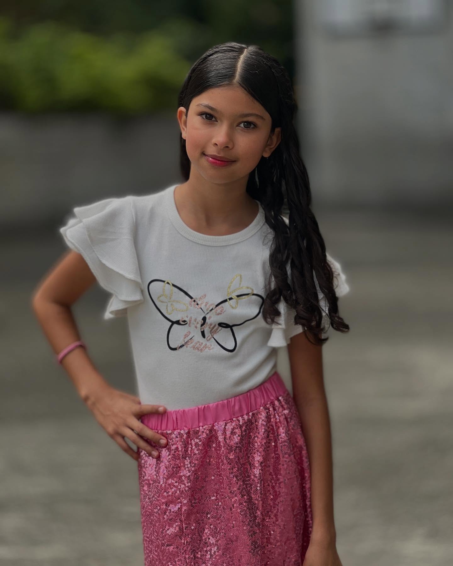 🎤🌟 ¡El talento vocal sigue brillando en Talento Pinalista 2025! 🌟🎤
Categoría: Canto – Grado 6°
Con una voz dulce y una presentación llena de emoción, nos cautivó:
🎶 Valery Moura, quien interpretó su canción con tanta belleza que tocó los corazones del público. 💖✨
👏 ¡Su talento merece ser reconocido!
❤️ Dale like a esta publicación para votar por Valery y comparte para que muchos más disfruten de su hermosa voz.
¡Valery, cantaste con el alma y nos llenaste de emoción! 🎶🌈
#TalentoPinalista2025 #ValeryMoura #CantoConPasión #OrgulloPinalista #ApoyaElTalento #IEPinal 🎤💫🎵