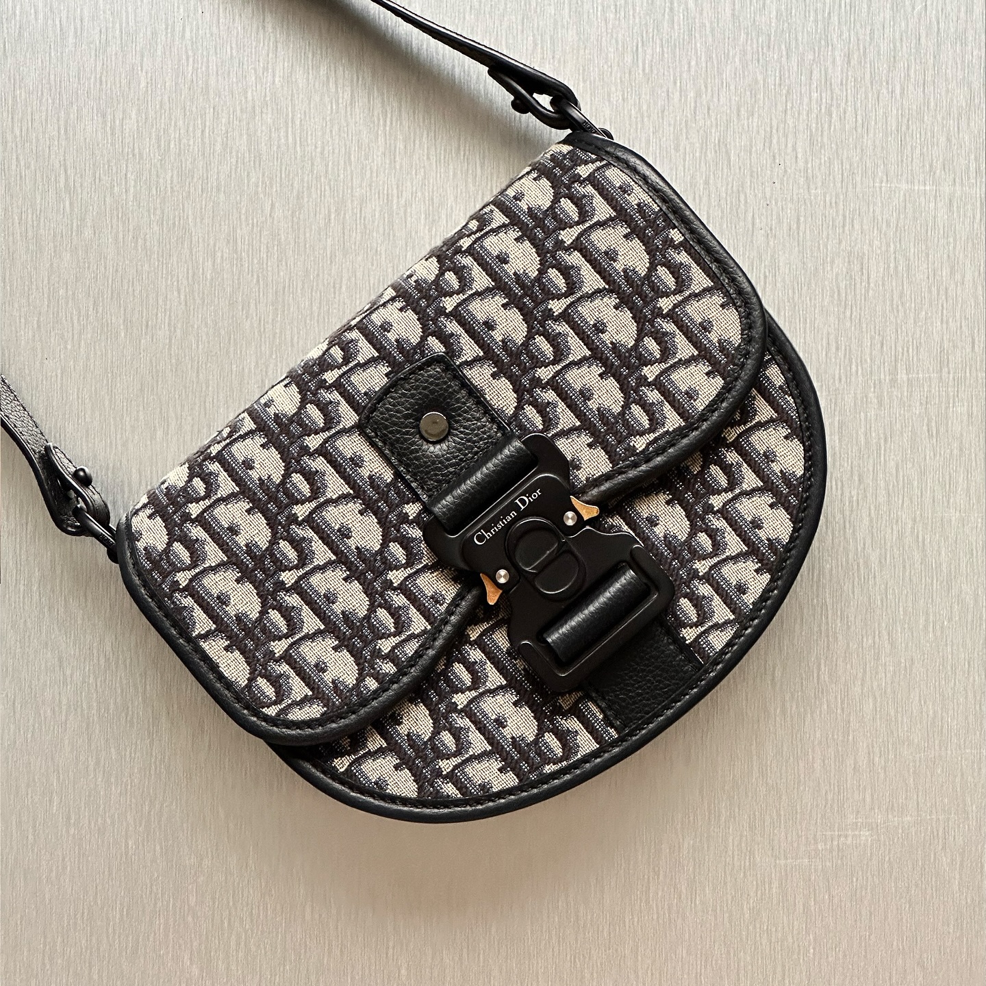 Saddle up in style đ¤ The Dior Mini Gallop Bag is the perfect blend of equestrian elegance and everyday luxury. Comes with a removable strap for versatile wear.
For more information, please refer to the website link provided in the bio.
Listing no:
Opuluxe.sg is not affiliated to the brands featured. We are an independent consignment platform of authenticated luxury products. All trademarks and copyrights remain sole property of the brands.