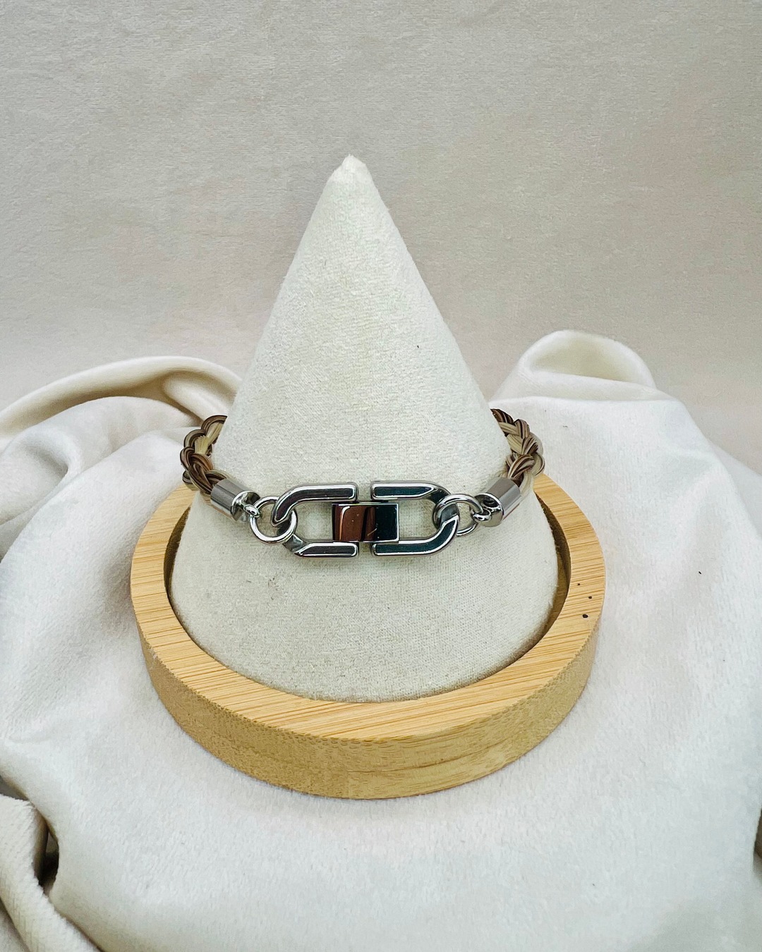 En quête d’un bracelet au style affirmé ? Ne cherchez pas plus loin. Le Téméraire incarne la force et l’authenticité. 🌟
#Téméraire #BraceletHommes #Bijoux #crindecheval #braceletencrin #horselove #Chevaux #bijouxcrins #Horseaddict #Horsemanship #CSO