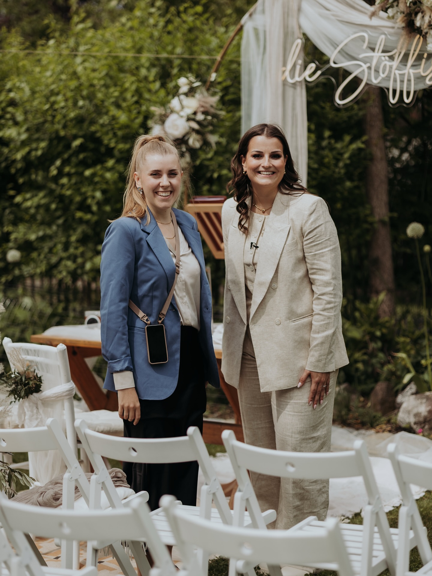 Hochzeitsduo on point 👯♀️
Kein Plan ohne sie, keine Worte ohne mich 😄
📅 @mi_hochzeitsplanung
💒 @preunerwirt
🎤 @monitoband
📸 @pixel.stube
#hochzeit2025 #hochzeitsplanung #hochzeitsinspiration #freietrauung #trauungmitherz #hochzeitösterreich #weddingvibes #weddingduo #weddingdreamteam #bridetobe2025 #heiratenmitstil #trauungsideen #trauungmitliebe #hochzeitsdienstleister #trauungsliebe #hochzeitstag #loveisintheair #hochzeitmomente