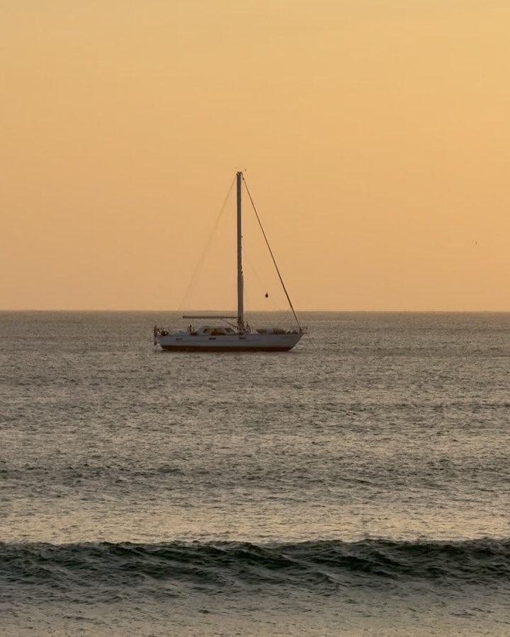 The moon pulls the tides.
The ocean listens.
#casatudobem #guesthouse #portugal #lunamagic #oceancalm #moonandsea
