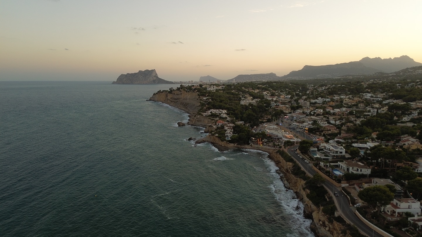 Il suffit de prendre de la hauteur pour admirer les choses. Fais la même chose pour ton projet !!!
Va voir la bio.
#drone #vol #mer #paysage #cote #coucherdesoleil