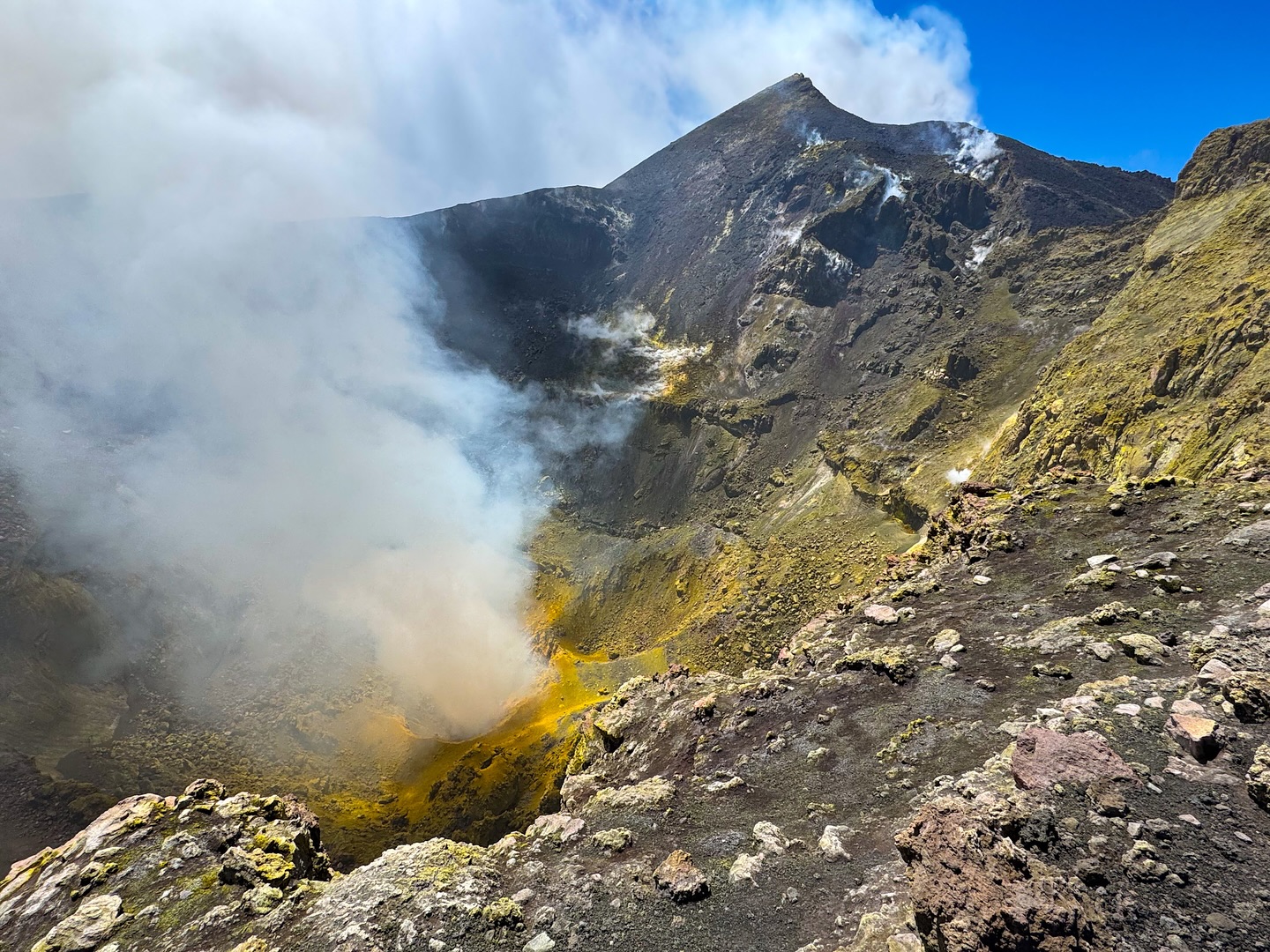 #Etna Cratere Centrale Trek • La rinnovata area sommitale ci regala uno spettacolare cratere a pozzo che degassa all’interno del cratere di Nordest con stupore dei gruppi accompagnati dalle Guide! ☀️🥾💥 #sicily #volcanoes #sicilia #guidevulcanologichesicilia
👉Info/Prenota
🌍 https://www.etnative.com/etna-cratere-centrale
☎️ +393780861560
Ⓜ️ etnativo@yahoo.it