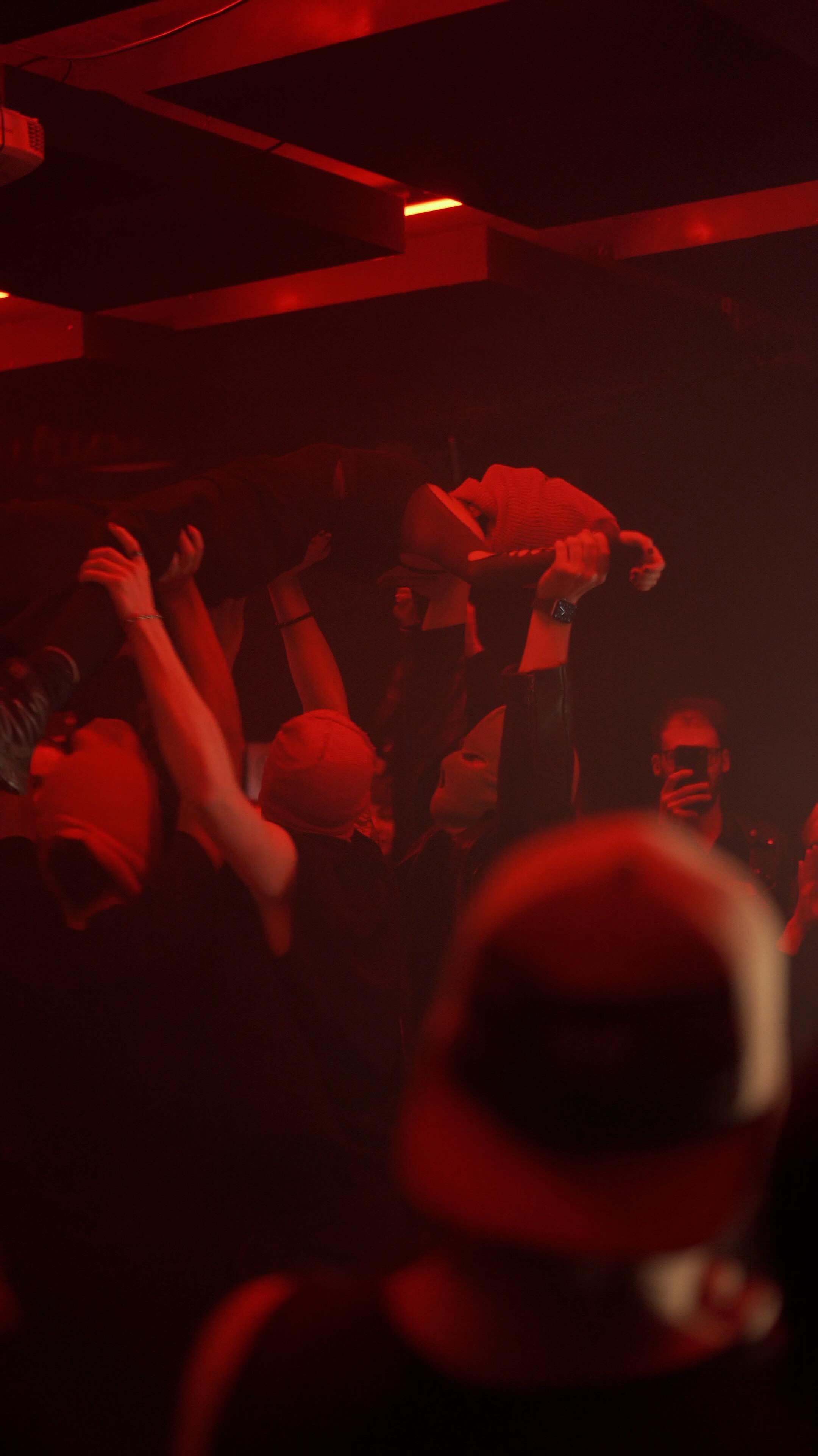 Contagious energy during this filming last year, what a fun night to document ❤️🔥❤️🔥“Chaotic Mess” with performances, a video screening, and live music with dance accompaniment by @chaosemblematic
Performances by:
@hellwaypatrol
@redmessmusic
@douglaslabigalini
@thiagofranzim
@a_certain_space
@chaosemblematic
@britangus
@jennaberlyn
@mashasherbyna
@dandara_1694
Styling:
@manugarcia_
Video and edit by: @isabelle.m.schmitz
Song in this edit is “Extinction” by Red Mess