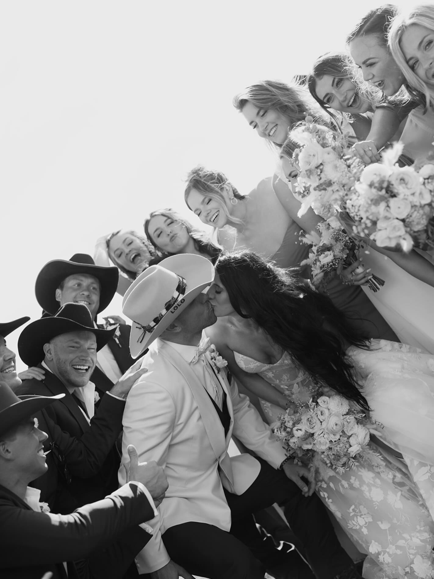 Kisses in July. Ready for August. 🫶🏼 @lologutie