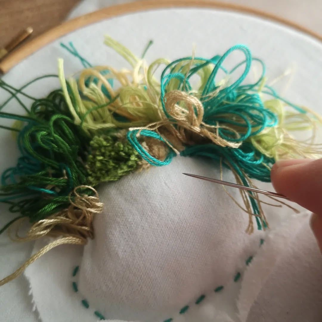 Journée mondiale de la broderie ! J'en profite pour montrer ma dernière experimentation (en cours).
Besoin de vert non assouvi, week end trop court...
#worldembroideryday #workinprogress #broderie #nature #mousses #forêtmagique #broderlaforet