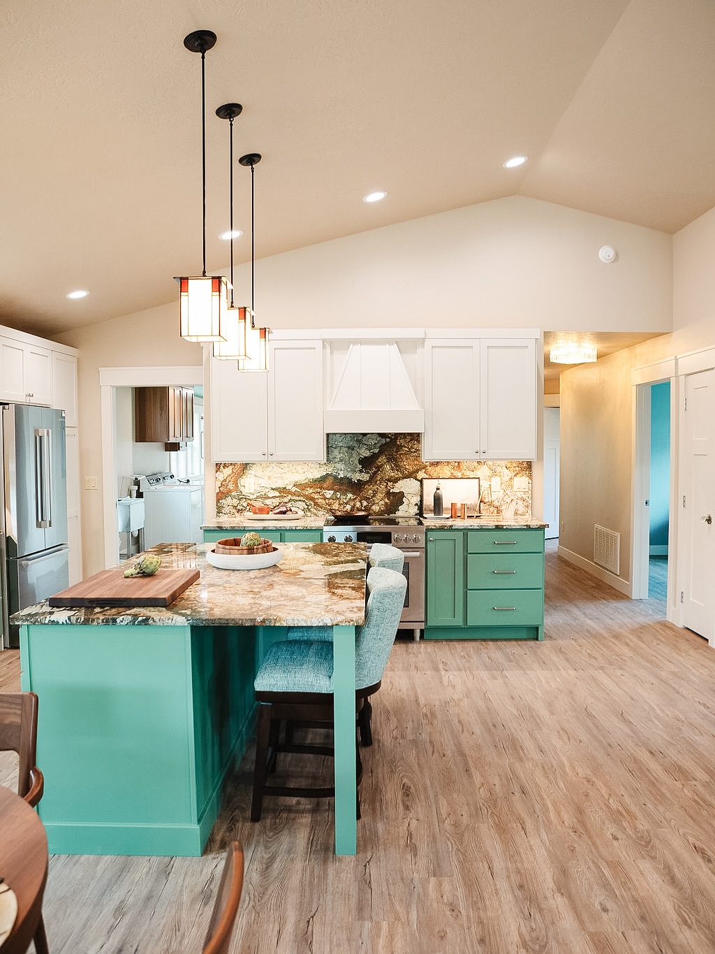 Just wrapped a bold new build in the Bitterroot Valley! This one was a standout - an awesome client, vibrant finishes, and smart design all brought to life with sold craftsmanship.
@alyssakanenwisherphoto
@bauderhome
@bbcabinetrydesign
@alpinegranite406