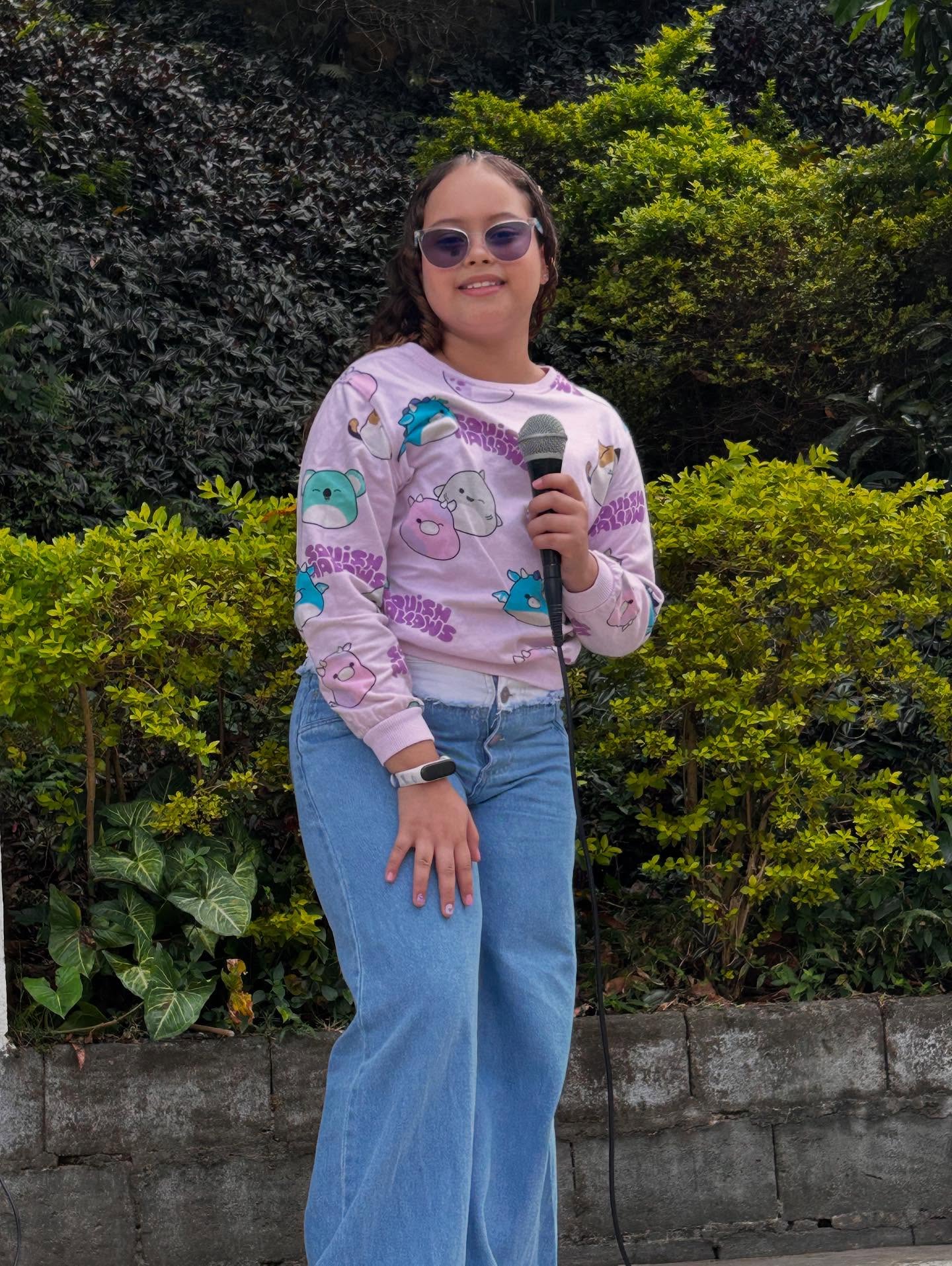 🎤✨ Emily Correa, estudiante de tercero, se robó el show con su increíble talento para el canto.
Con su voz llena de energía y dulzura, animó a todos los niños y puso a vibrar el escenario. 🌟🎶
¡Bravo, Emily! Gracias por compartir tu talento y llenar de alegría este momento tan especial. 👏💛
#TalentoPinalista #OrgulloEstudiantil #VocesQueInspiran #IEElPinal #AlegríaEscolar