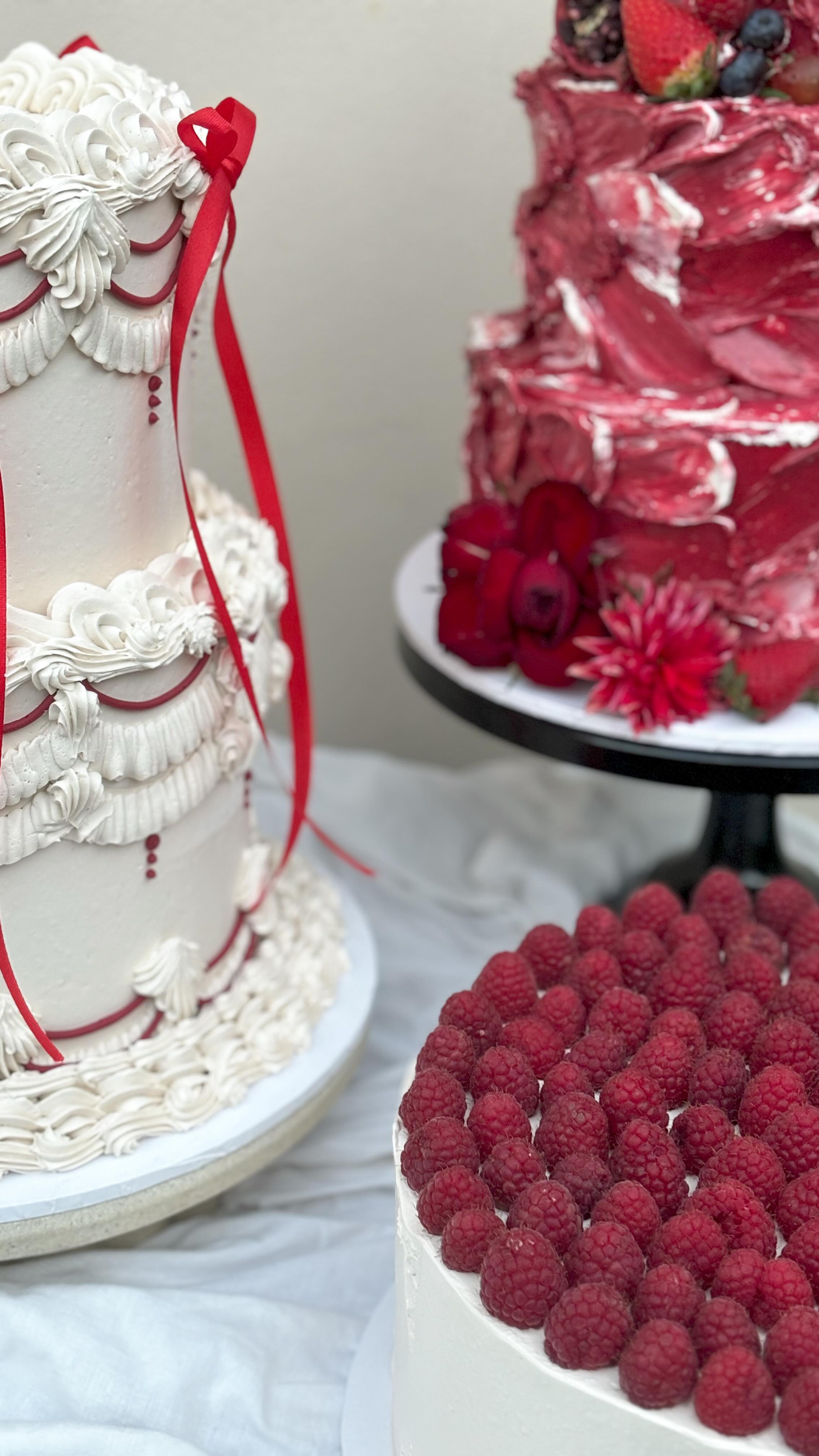 I will admit I’m a sucker for getting off task or being distracted! On this particular occasion it just so happened to be content creation with a couple dummy cakes I did for some expo/ shoots, to my surprise the next time I walked outside I’d realised what a massive mess I’d created for myself to clean up 😂😂😂
Sun 1 Ariana 0
#kaikaicakery #povcakeedition #contentcreation #weddingcakes #goldcoastweddings #cakecontent