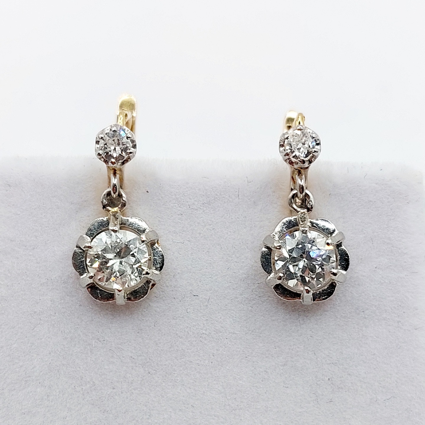 ///SOLD/// French antique sleepers earrings 18k gold set with 0.81 carats of old european cut diamonds in prong settings (circa 1900) lever back dormeuse
PRICE : 1370€
Magnificent antique French work
Size: 15 x 7 mm
Weight: 3.34 g
Main diamond size: approximately 4.7/4.6 mm (estimated at 0.75 carats total)
Secondary diamond size: approximately 2.2 mm (estimated at 0.06 carats total)
Diamonds in good overall condition, with a few small inclusions visible under a magnifying glass
Eagle's head hallmark (French hallmarks)
#diamondearrings #oldminecutdiamond #diamondsleepers #diamondleverback #leverbackearrings #leverbackearrings #dormeuses #trempleuse #bouclesdoreilles #bouclesdoreillesdiamant #diamant #diamond #antiquediamondearrings #dormeuse #dormeuses