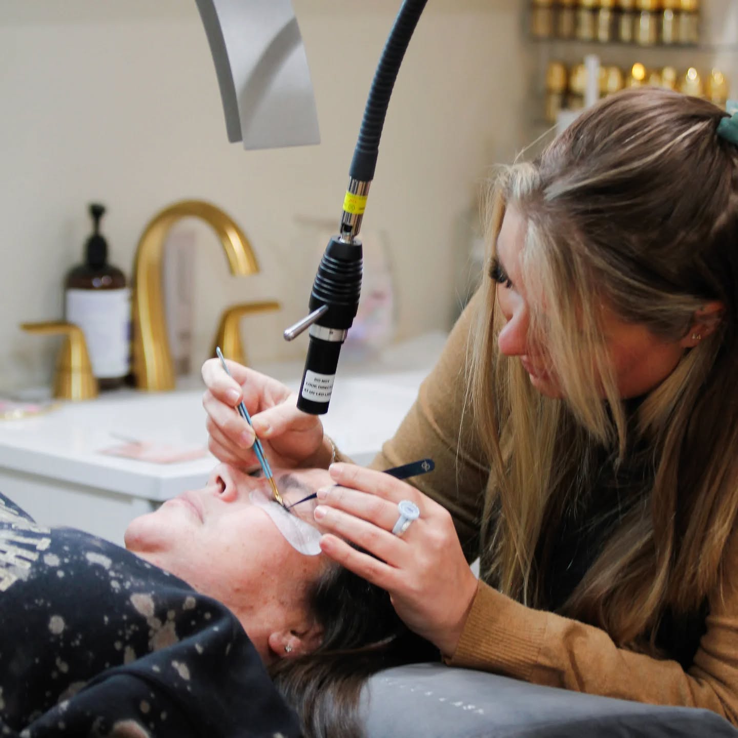 Hi everyone! It's been a minute I know☺️
It occurred to me the other day that I've never talked about the amazing lash extension method I use! I'm one of few in northern Colorado that uses a LED light to cure my lash glue. What this means for you is-
👉 Getting them wet after is OK!
👉 No fumes to bother your eyes during/after
👉 My glue can be used on some people that are VERY sensitive to lash glues with out bothering them
👉 I can work a little FASTER so you can get back to being a BOSS sooner 😏
Reach out if you would like to give it a try, right now it's only $99 for a full set!