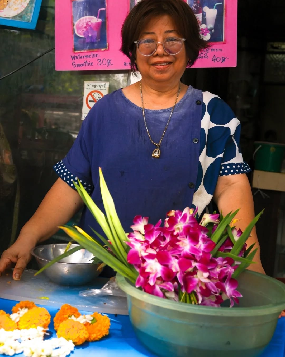 🌺My Hands Don’t Smell a manteca is a symbolic tribute to these women and their unseen labor. ♥️ It is a representation of those whose hands do more than cook, clean or harvest. Their hands hold families together, shape futures and carry the strength to dream beyond survival.
Serie 1 🏵