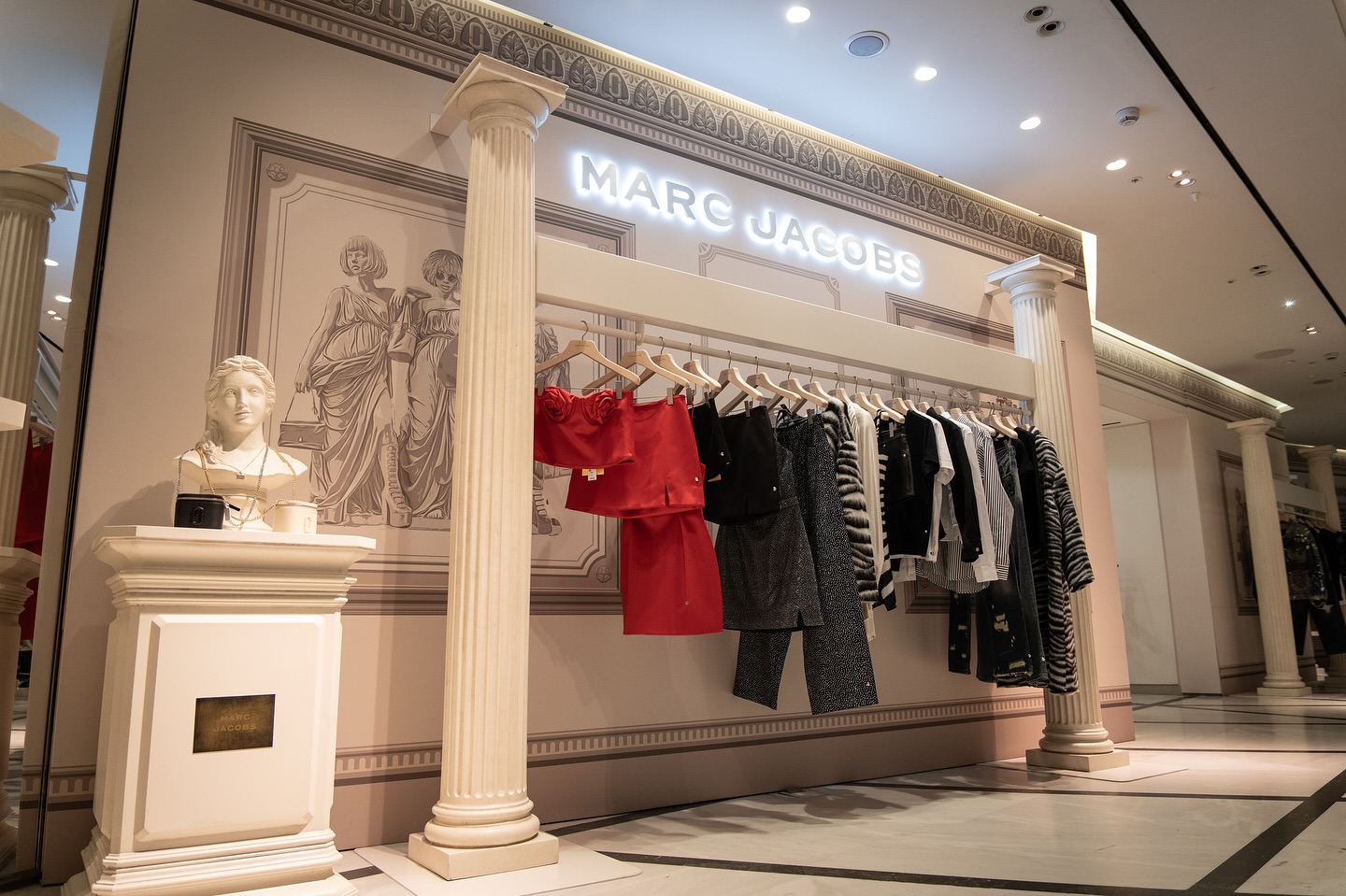 Marc Jacobs at Selfridges 🤍
We made it happen — MDF plinths, fabric walls, fibreglass statues, hand-painted busts. Every detail, on point.
Can’t get enough of this one😆
#MarcJacobs #Selfridges #Stylo #RetailDesign #DetailsMatter