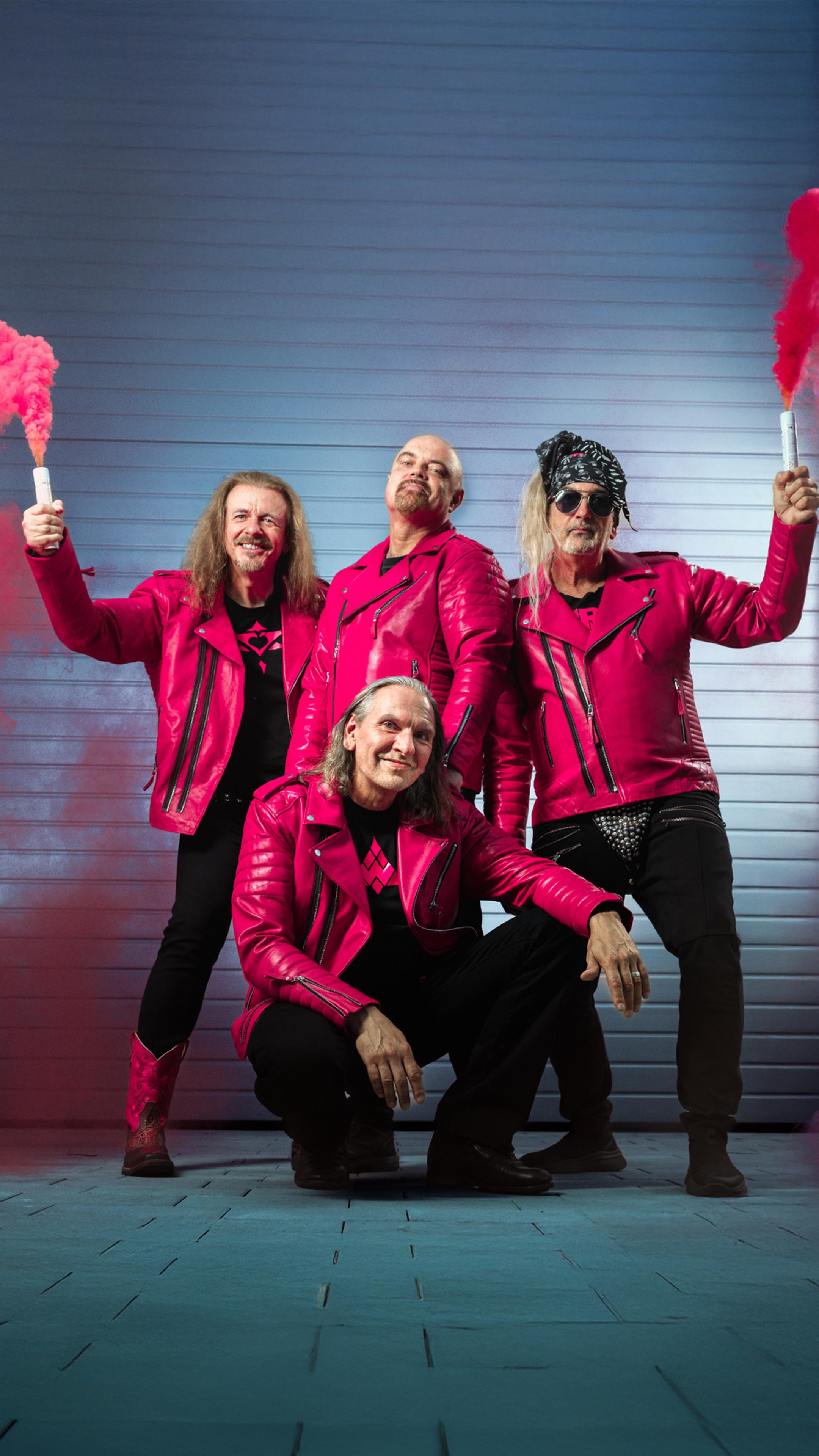 Making Of - J.B.O. Album-Fotoshooting🎸 @kickersofass
Auch nach 25 Jahren und zahlreichen Video- und Fotoshootings sind wir stolz gemeinsam mit J.B.O. immer noch unser Fotostudio zu rocken🤘🥳
Für das neue Album „HAUS OF THE RISING FUN“, das am 9. Januar 2026 erscheint, haben wir zusammen mal wieder richtig coole Bilder produziert📸
Wir freuen uns jetzt schon riesig auf die Musik🤩
🎵: Rockmusik hat mich versaut - J.B.O.
📸: @huckleberryking
#huckleberryking #jbo #donauwoerth #donauries #fotoshooting #kickersofass #behindthescenes #makingof #houseoftherisingfun