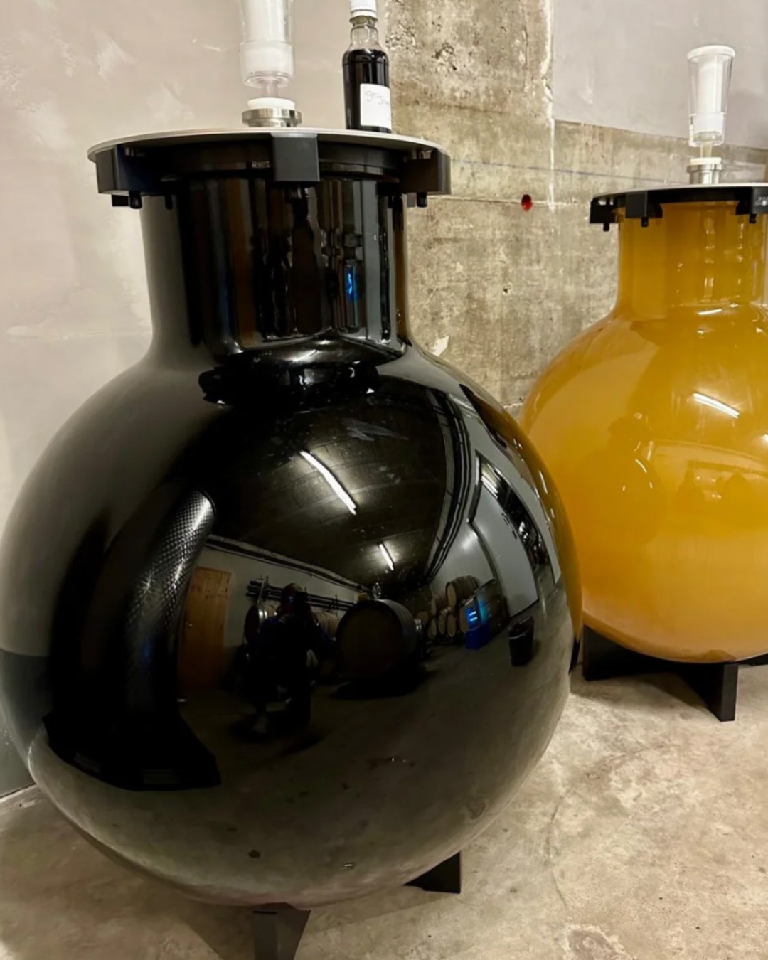 Supplier Spotlight: @wine.globe – Bordeaux, France
Precision. Purity. Transparency.
Crafted from single-piece borosilicate glass, the Wineglobe is redefining how winemakers ferment and age their wines. Created in 2015 by the Paetzold family, Wineglobes range from 25L to 220L — with a 400L version just launching in Europe — and are now trusted in over 500 wineries worldwide, including 20+ in the U.S.
Why winemakers choose Wineglobe:
🍇 Pure, unadulterated fruit expression
💡 Ideal for blending, fermenting, aging, and lees work
🌿 Zero porosity = flawless hygiene, reduced SO₂, and no topping
🧼 Easy to clean and store
🔥 Durable, with high thermal and physical resistance
💬 What U.S. winemakers are saying:
• Guillaume Fabre (Clos Solène & Benom Wines): “It keeps a fresher fruit profile... just as fresh for 12 months.”
• Véronique Boss (Domaine Drouhin Oregon): “There is a unique character… almost exotic. Gorgeous.”
• Natalie Bath (Rudd Estate): “The globe’s neutrality allows us to focus on fruit tannin.”
• Sam Dhiman (Heitz Cellars): “Brings intense freshness and purity of fruit.”
📍 Already in use at: Domaine Drouhin, Clos Solène, Rudd Estate, Heitz Cellars, Sandhi, Kosta Browne, Futo, Paul Lato, William Chris, and more.
📦 220L Wineglobes are in stock now in Napa — perfect for your 2025 harvest plans.
🔗 Read the full story and all winemaker reviews now on our blog - https://www.bouchardcooperages.com/single-post/supplier-spotlight-wine-globe or through the link in bio!