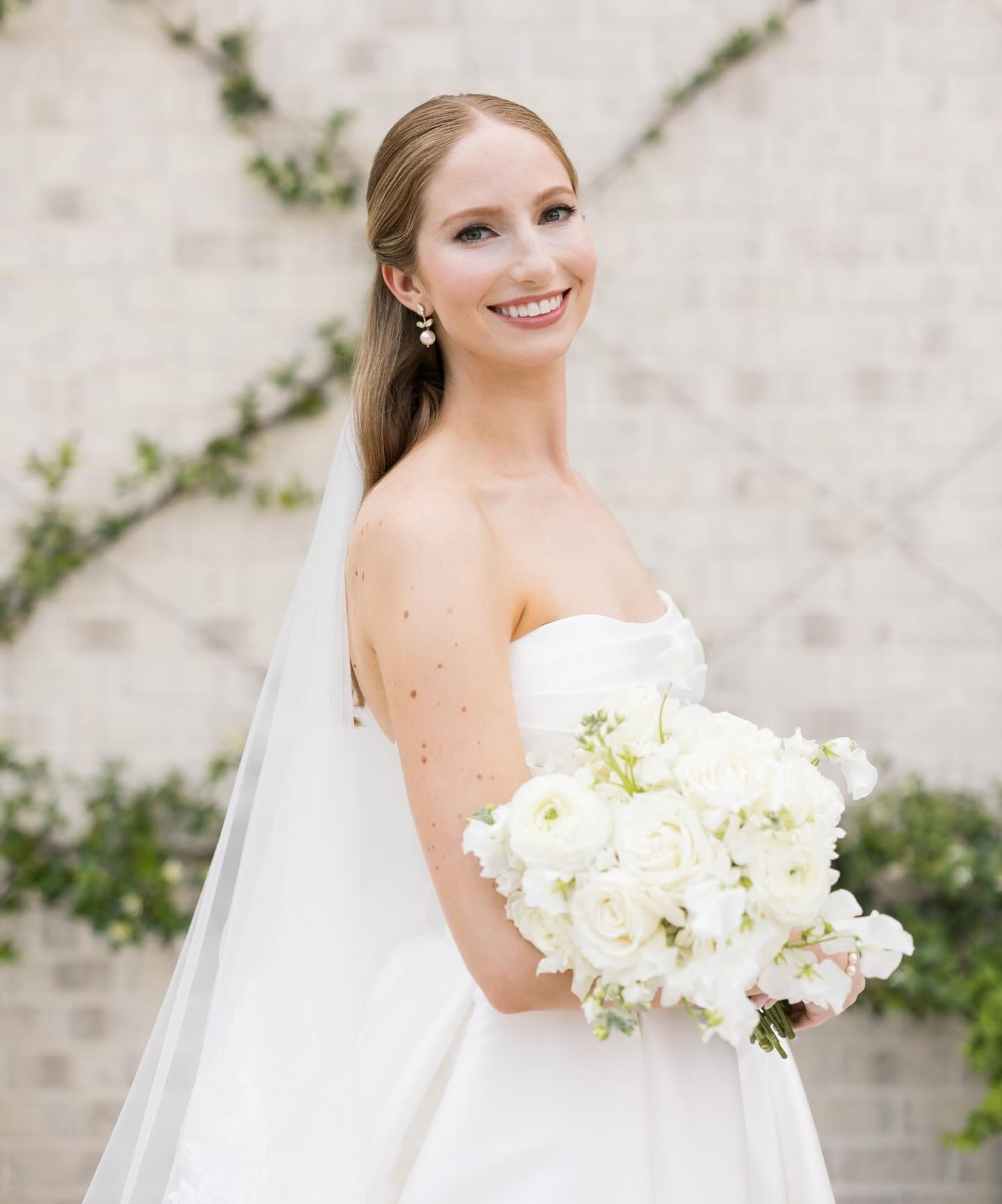 🌿Cameron 🌿
Photo @sarahhinckleyphoto
Venue @themaxwellraleigh
Planning @sallyoakleyweddings
Florals @englishgardenraleigh
#weddedkiss Lillian + Natalie