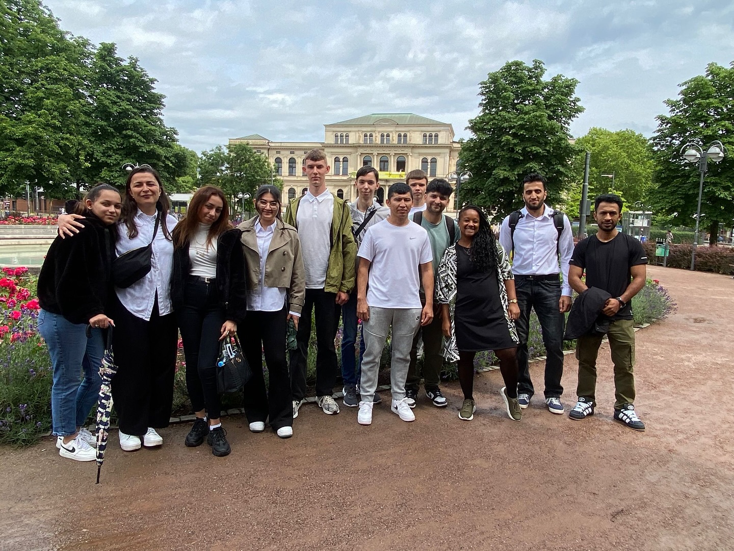 Der Jugendkurs 361 war mit den Lehrerinnen Areti und Rafaela auf der Berufsmesse ‚Jobforum Frankfurt 2025‘ der Agentur für Arbeit. Ein spannender Tag voller Eindrücke, Infos und neuer Perspektiven für die berufliche Zukunft! 💼✨