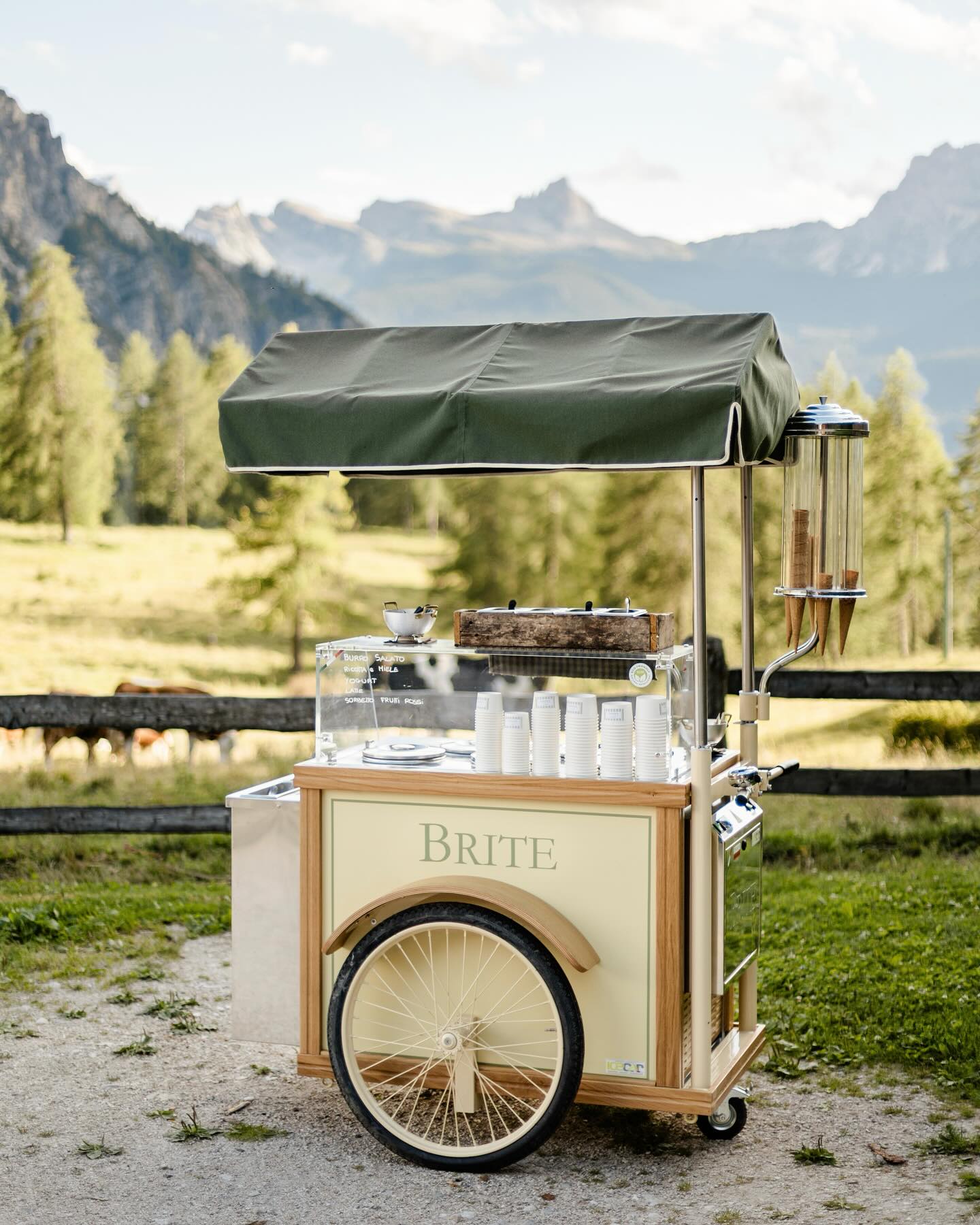 Il gelato d’alpeggio di @elbritedelarieto in @cortinadolomiti
Brand photography
📸
#brandphotography #elbritedelarieto #cortinadolomiti #fotografocortina #fotografodolomiti #dolomitesphotographer #dolomitibellunesi #foodphotography #michelinguide