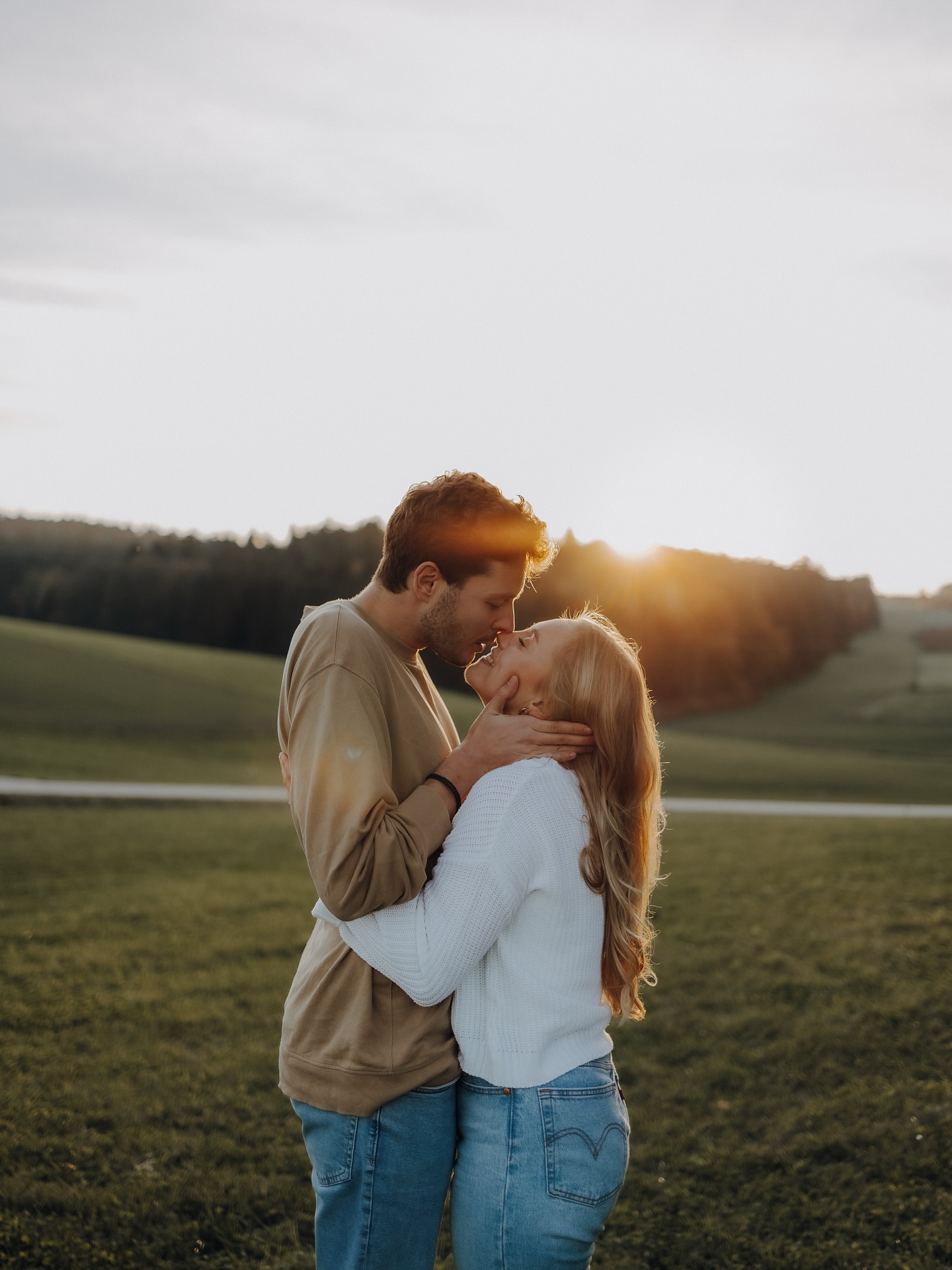 Manchmal gibt es diese Shootings, bei denen man einfach die Magie in der Luft spürt ✨
Ich durfte diese beiden wundervollen Menschen beim Kennenlernshooting begleiten und was soll ich sagen?
Die Chemie zwischen ihnen ist einfach unbeschreiblich.
Ihr Lachen, die zarten Gesten und die Liebe, die man in jedem Blick spürt - es war ein absoluter Herzensmoment, diese Augenblicke festzuhalten.🫶✨
Danke, dass ich ein Teil eurer Reise sein darf! 🫶
#couple #sunset #sunsetlovers #sunsetphotography #fotografiegoetz