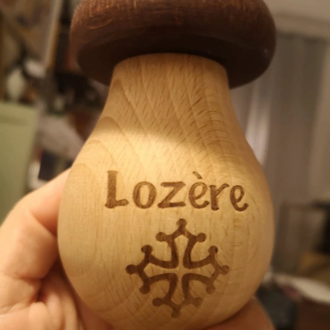 Nouveau joujou multifonction
Casse noix et noisette et? et ? et ? ...
Moi je l'adore déjà.
Merci @koimagueule34 pour le cadeau de bonne fête 😇
#repriser #réparer #raccomoder #champignon #cassenoisette #saintenathalie