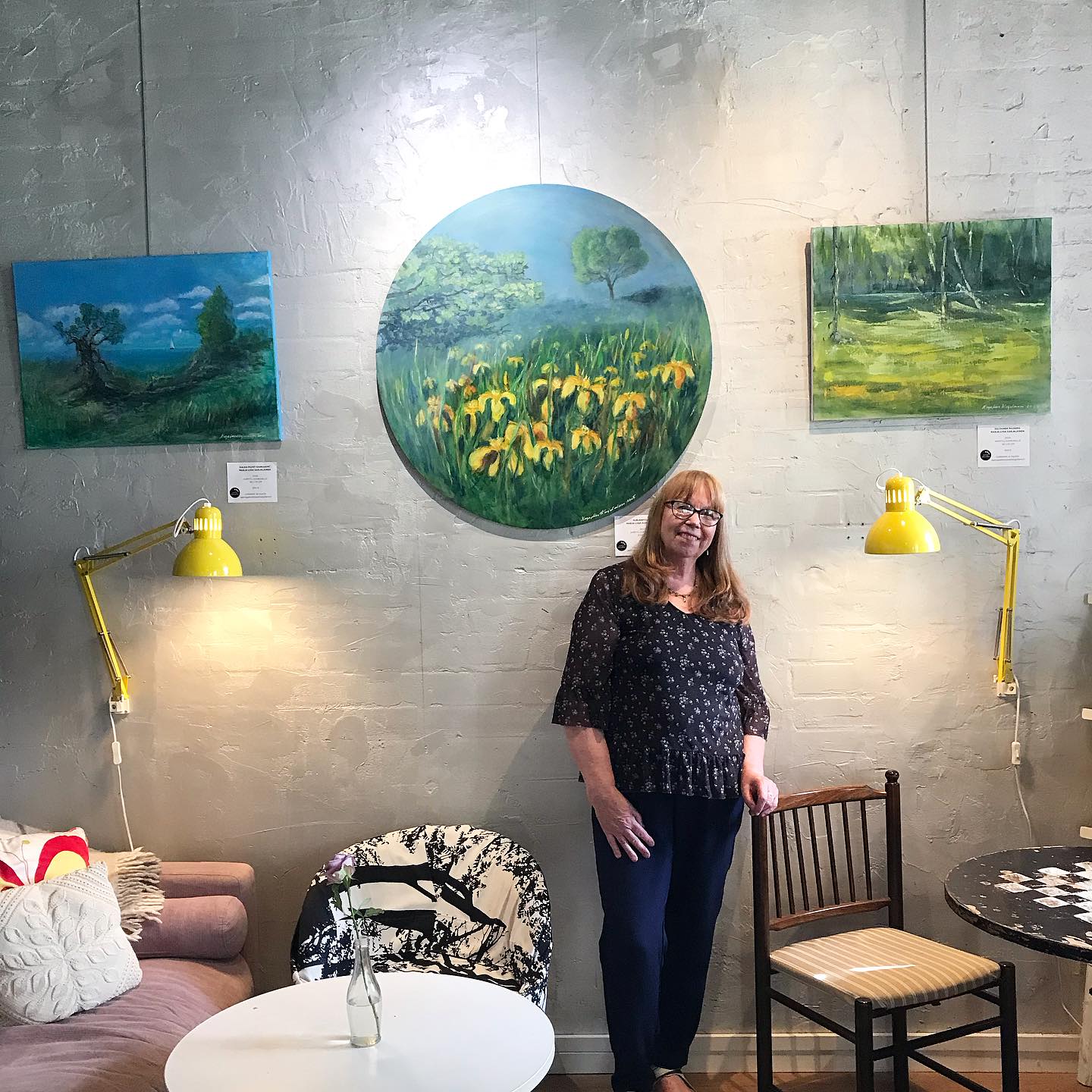 Elokuun Luonnon inspiroimaa -näyttely on avattu!
Marja-Liisa Karjalainen on Askolassa asuva taiteilija, syntynyt Porvoossa.
”Luonto puhuttelee ja luonto houkuttelee taiteen tekemiseen. Maaseudulla asuvana, ympäristöllä on tärkeä osa taiteessani.
Taiteen tekeminen on voimauttavaa. On mielekästä päästä toteuttamaan ideoita näkyväksi.
Mitä enemmän aikaa viettää luonnossa ja taiteen parissa sitä enemmän syntyy aiheita uusiin maalauksiin.
Näyttelyni maalauksista suurin osa on maalattu kahden viime vuoden aikana.
Alkukesä on inspiroivaa aikaa, kun valo lisääntyy ja värit alkavat elää ja hehkua.
Kesä kokonaisuudessaan on kiehtovaa aikaa. Valot ja varjot ovat voimakkaimmillaan.
Puut saavat uuden raikkaan vihreä lehvästön ja muodot tulevat paremmin esiin.
Ympäristö vaihtaa väriä, kun erilaiset kukat nousevat maasta.
Haluan taiteellani tuoda kauneutta ja positiivisia elämyksiä.”
-Marja-Liisa
Tervetuloa tutustumaan näyttelyyn Aatos Cafén aukioloaikoina TI-PE 9-15 ja LA 10-14 sekä Vanha 123:n tapahtumissa. Seuraa tapahtumia ja infoa tileillä:
@aatoscafe @vanha123_porvoo
#taidenäyttely #kuvataiteilija #akryylimaalaus #luontomaalaus #luonnoninspiroimaa #värikästätaidetta #taidettakotiin #taidekesä #naistaiteilijat #kotimaistataidetta #Porvoo #VisitPorvoo #Aatosgalleriaporvoo
@aatosgalleriaporvoo @aatoscafe @vanha123_porvoo