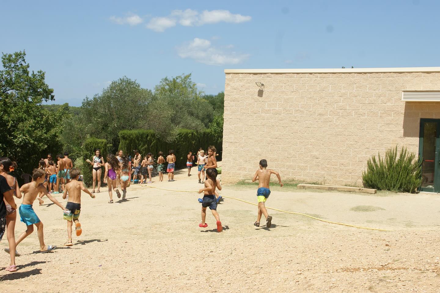 9️⃣ i 🔟 a Ca N’Oliver… i amb ells tanquem unes colònies que quedaran gravades per sempre! 💚
Bon dia famílies!☀️Us compartim els últims moments viscuts d’aquesta gran aventura:
🫧 Dimarts al matí vam començar amb una de les proves més esperades: l’AQUARACE 💦! Per grups de servei vam competir, vam riure i vam acabar xops, però molt contents! 😄
🕵️♀️ A la tarda, abans d’unes bones dutxes, vam fer una gimcana per aconseguir les invitacions i les polseres per la Nit de Gala ✨
🕺💃 Vestits de gala, vam viure un dels moments més especials: el tancament del Centre d’Interès! Els personatges màgics van tornar per acomiadar-se i, amb el seu missatge, ens van recordar que el veritable poder ve del poble unit. Un crit de “PEL POBLE!” i una última escena plena d’emoció va tancar la història que ens ha acompanyat aquests dies. 🌟
Després, vam descobrir les parelles de gala de cada grup (infants, juvenil, monis i intendència 💘), vam gaudir d’un gran banquet màgic🪄 i vam ballar de valent a la discoteca per acomiadar les millors colònies de la història! 🎉
🧳 Dimecres, amb molta son però el cor ple, vam esmorzar, fer motxilles, netejar la casa i vam posar rumb cap a Badalona.
🫂 Allà vam viure l’hora dels adeus... plena d’abraçades, llàgrimes i molts “fins aviat” ❤️
🌈 Gràcies, Xirusplaiencs i Xirusplaienques, per regalar-nos aquests 10 dies plens de màgia, rialles i emoció. Tornem a casa transformats, amb noves amistats, records inoblidables i amb ganes de retrobar-nos al curs vinent!💙