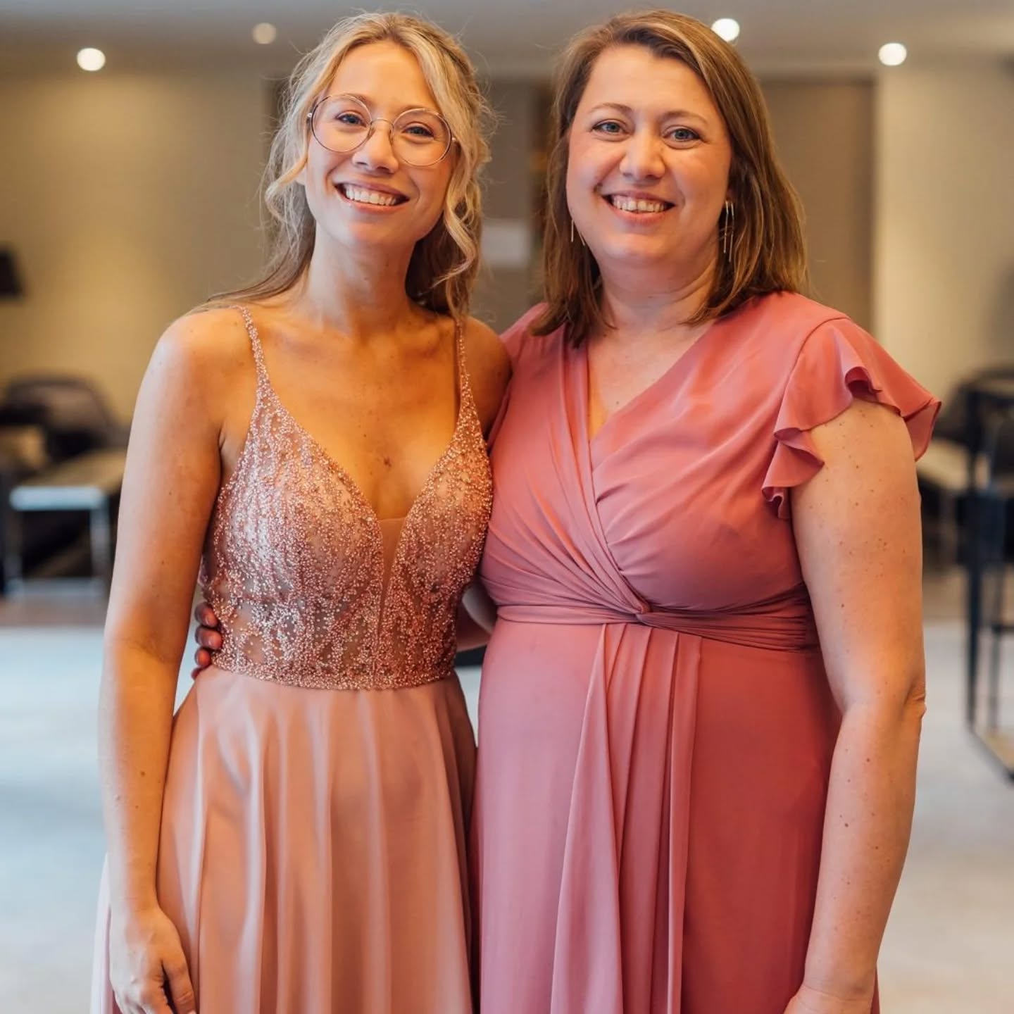 Het is extra bijzonder om je eigen familie te mogen laten stralen 🥰
Inclusief snelle touch-ups.
📷 @gertvanlooyfotografie
#bruidsstyliste #suitemakeup #trouwstyling #makeupandhair #makeupartist #MakeupArtistDreams #naturellelook #naturellemakeup #muah #mua