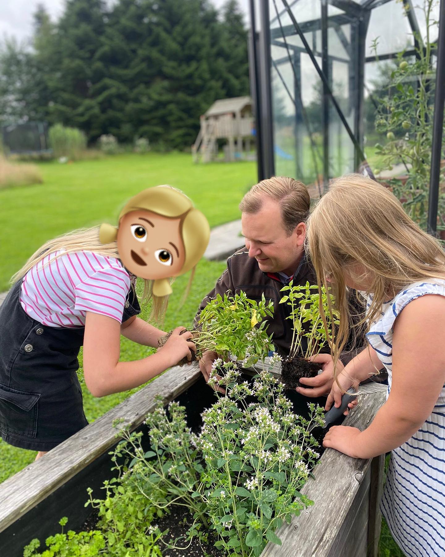 👨👩👧👧 Als Familienvater ist das Thema Kinderbetreuung ein zentraler Punkt in meinem Leben: Wie verbringe ich Zeit mit meinen Kinder? Was mache ich mit ihnen, was bringe ich ihnen bei und wo lasse ich ihnen ihren Freiraum, um selbst Erfahrungen zu sammeln?
☀️ Besonders in den Ferien stehen viele Eltern vor der Herausforderung die Kinderbetreuung zu gewährleisten - denn seien wir mal ehrlich: Wer hat schon zwölf Wochen pro Jahr frei?
🛝 Da ist es toll, dass wir beispielsweise unser @juzvlotho haben, dass in Kooperation mit Vereinen, Firmen und den Parteien ein abwechslungsreiches Ferienprogramm anbietet. Auch meine Töchter haben schon ein paar dieser Aktionen zusammen mit Freude genutzt 🎾🐴
Und auch unserer offener Ganztag und unsere Kindergärten leisten eine tolle Arbeit - in den Ferien und auch trotz der Ferien.
🤔 Und dennoch gibt es Momente, in denen wir überlegen müssen: Was machen wir heute?
🪴 Ich bin dankbar, dass meine Töchter meine Leidenschaft für unseren Garten und den Obst- und Gemüseanbau teilen! So waren wir gestern zusammen auf dem Abendmarkt und haben dort ein paar nette Momente verbracht. Und nachdem wir uns mit Currywurst und Pommes gestärkt haben, konnten wir noch Kräuter bei „Ziegen Rolf“ erwerben, die wir heute zusammen in unser Kräuterhochbeet gepflanzt haben.
❓Was macht Ihr mit Euren Kinder so in den Ferien? Schreibt es mir in die Kommentare - ich freue mich auf neue Ideen und Anregungen.
#ferien #kinderbetreuung #familienzeit #sommerferien #gartenarbeit #zeitzusammen #mädchenpapa #vlotho