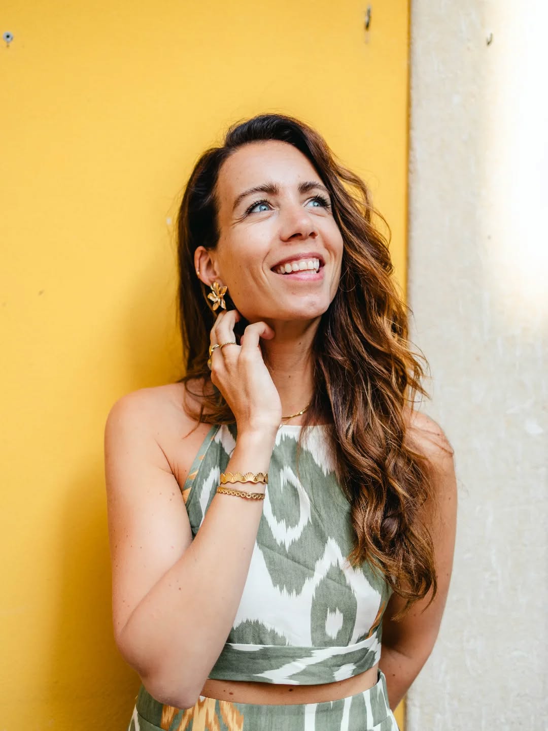 Jaren en dagen,
Zat ik met vragen,
Waarom voel ik zoveel angst in mij,
Waarom voel ik me niet ontspannen en vrij?
Wie ben ik eigenlijk?
Waar wil ik heen?
Ik kon er niet bij, tot dit verscheen..
Je bent niet gebroken,
Je hoeft niet te rennen of door te gaan,
Je mag gaan geloven,
Dat je hier en nu mag staan.
Je hart mag openen, en diep mag vertrouwen,
Dat als je haar hoort, de weg zal ontvouwen.
Mijn intuïtie, wijs en sterk,
Op een stille laag altijd voor me aan het werk.
Ik hoef niets op te lossen,
Met 1000den gedachten,
Ik hoef niet te doen,
Wat anderen van me verwachten.
Ik mag kiezen, zonder mezelf te verliezen,
Voor mijn ritme in dit leven,
Voor dat wat ik wil brengen en beleven.
Met een open hart mag ik stralen,
Voelen dat ik er al ben,
Niets hoef te behalen.
Dat ik kiezen mag in elk moment,
Wat mijn verlangens zijn.
Dat ik over mag lopen van liefde voor dit leven,
En dat voelt heel erg fijn.🤍
Elke dag neem ik mezelf mee op reis,
Met mijn intuïtie zo wijs,
En als ik stil genoeg ben, en leer vertrouwen.
Weet ik dat mijn weg zich zal ontvouwen.
Liefs🦋