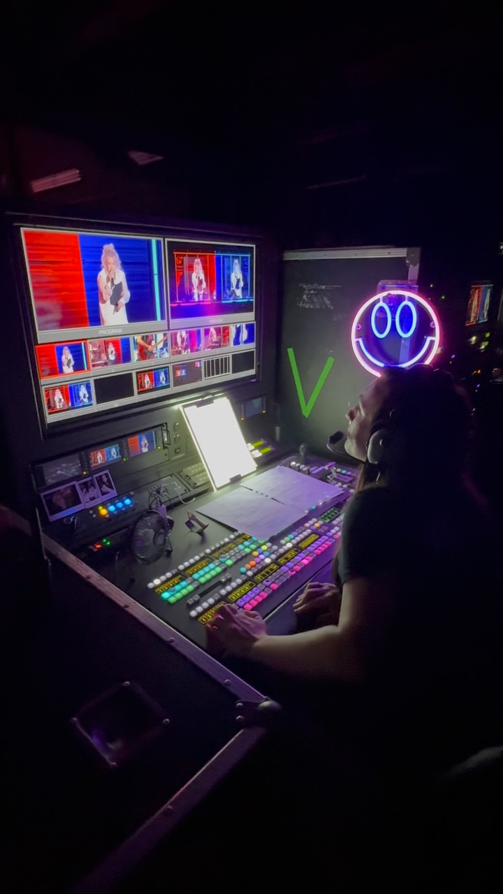 Some of my fave moves of the night from @cyndilauper 💃#changeofheart
#videodirector
Thanks for the vid @francescaludikar