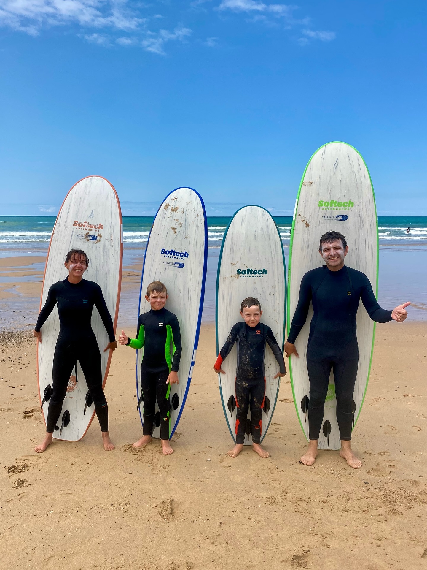 Family surf course 🤙💙
#xirimirisurfcoaching #1to4 #bidart #surf #family