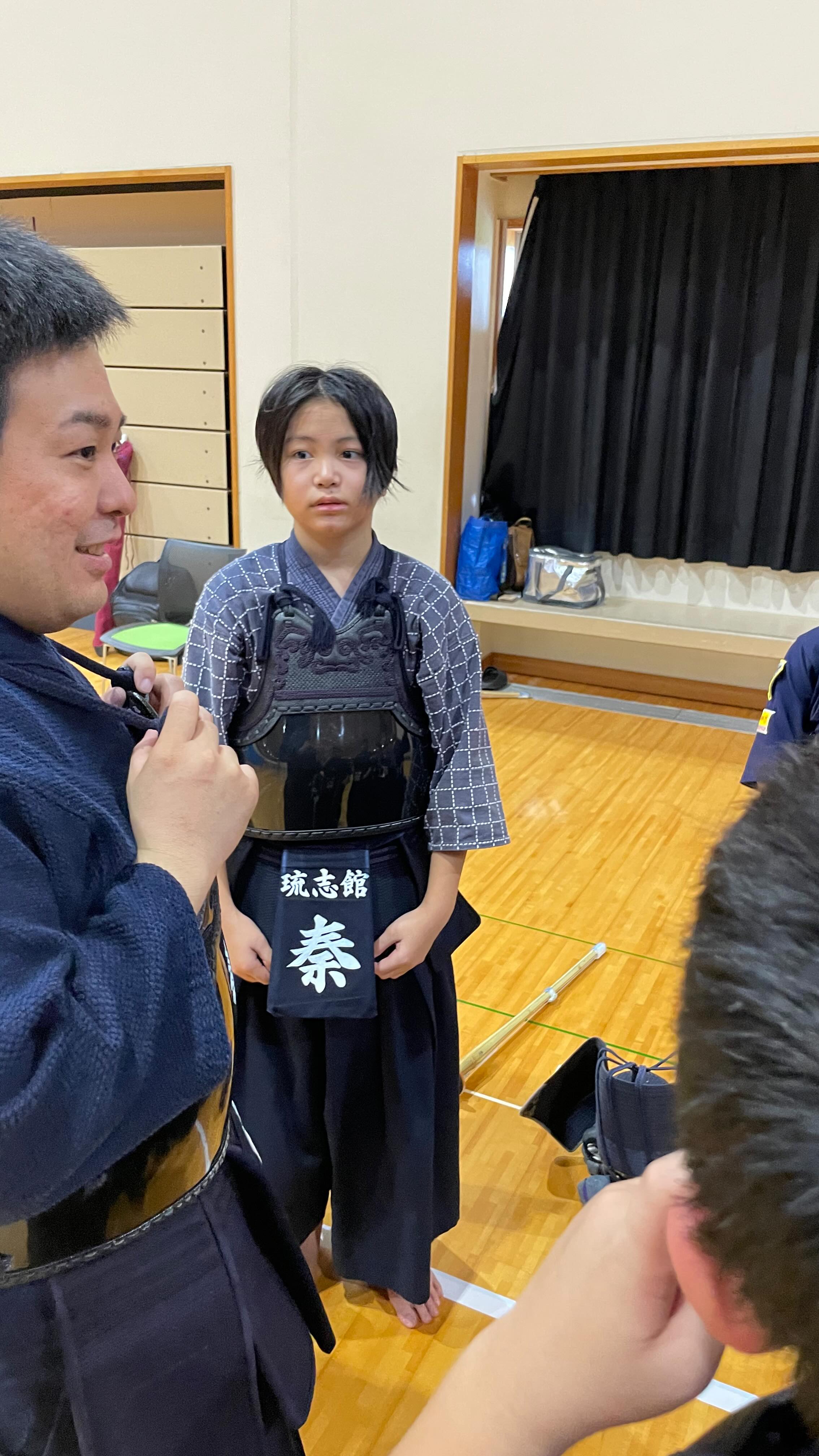 💐
【姉妹都市交流】
宮崎の高千穂町と豊見城市が姉妹都市というこたで
いろんな競技で交流練習・試合が展開されていました
琉志館もぜひ!ということで
お招きいただいて、参加しました⤴️
大城先生の指導のもと
全員元気いっぱい輝いていました✨
高千穂の子どもたちのうちの鋭さにビックリ!
あんな風に打てるようになりたいね
交剣知愛の精神で
楽しく稽古・試合ができたので
とても有意義な時間となりました!
高千穂町の原田先生、
豊崎の島田先生、山口先生、大城先生、坂本先生
大変ありがとうございました!
またよろしくお願いします🙇
ーーーーーーーーーーーーーーーーーーーーーーーーーー
<"ココロ"を育てる剣道教室>
優しく、明るく、元気よく、たくましく、
沖縄から全国に子どもたちの元気な姿をお届けいたします⤴️
🌼「楽しい!」を引き出す指導
→教育、児童福祉分野での経験を活かして、子どものレベルに合わせた指導をします
まずは剣道を楽しんでもらうことが大事✨
🌼保護者役員、当番等、一切なし
→お子さんの成長だけをしっかり見届けてほしいので、
保護者会などはありません!
🌼充実した稽古環境、空調設備も完備
→稽古に十分な広さと、熱中症対策として夏場はエアコンを稼働、100台までの無料駐車場、授乳室もあり、
小さいお子さんがいても安心です
🌼稽古のライブ配信
→アプリを使って会員限定のライブ配信をしています!
毎回引率できなくても、配信を見たり、遡って動画で動きを確認したりすることができます
【豊見城剣道教室 琉志館】
🌈稽古場所 : 空手会館、松島中学校武道場
🌈稽古曜日 : 空手会館→月曜、木曜、金曜、松島中武道場→日曜
🌈稽古時間 : 月木金 17:00〜20:00
日曜のみ 基本組8:30〜9:50、
防具組 10:15〜11:40
🌈コース : 指導育成コース(4歳〜大人)、
大人稽古コース(中学生以上)
#沖縄 #豊見城 #那覇 #南風原 #浦添 #剣道 #子育て #教育 #習い事 #沖縄剣道 #沖縄子育て #沖縄教育 #沖縄習い事 #那覇剣道 #那覇子育て #那覇教育 #那覇習い事 #豊見城剣道 #豊見城子育て #豊見城教育 #豊見城習い事 #tomigusuku #naha #okinawa