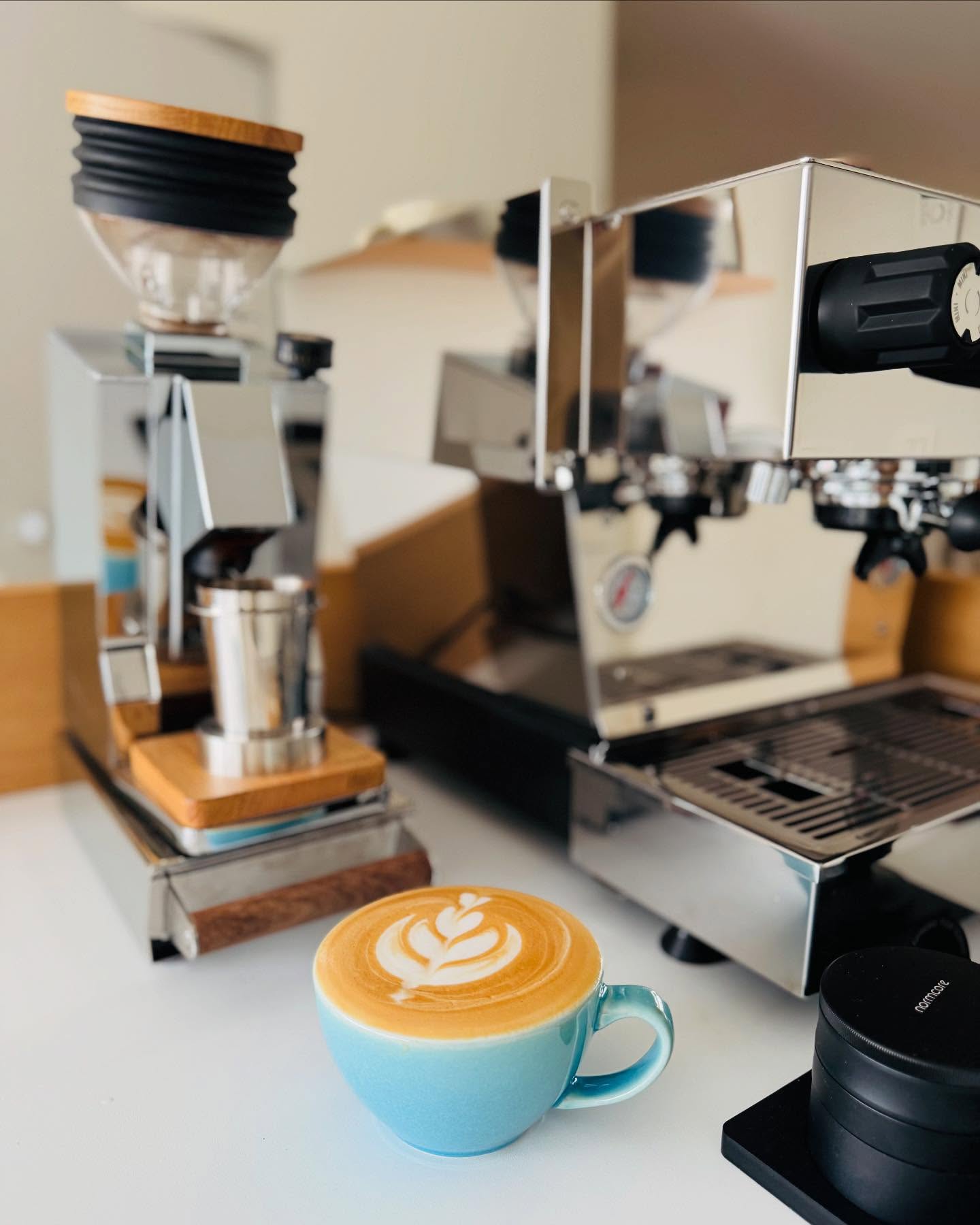 Nieuwe workshopdata online! ☕️
📍 Koffieruis – Alken @koffieruis
In deze ambachtelijke branderij worden specialty bonen met liefde en vakmanschap gebrand. Van de boer tot jouw kopje koffie: hier voel je de passie in elke slok.
📍 Bunker Specialty Coffee – Genk @bunkergenk
Barista vibes, topkoffie en een sfeer die klopt. De perfecte plek om je latte skills of koffiekennis naar het volgende level te tillen!
Beide locaties ademen koffie en tillen onze workshops naar een hoger niveau. Ideaal voor elke koffieliefhebber die dieper wil duiken in de wereld van specialty coffee!
Klaar om zelf aan de slag te gaan? Check de nieuwe data via onze website www.barifina.be/workshops of stories!
#koffieworkshop #specialtycoffee #baristalife #barista #sage #coffeebar